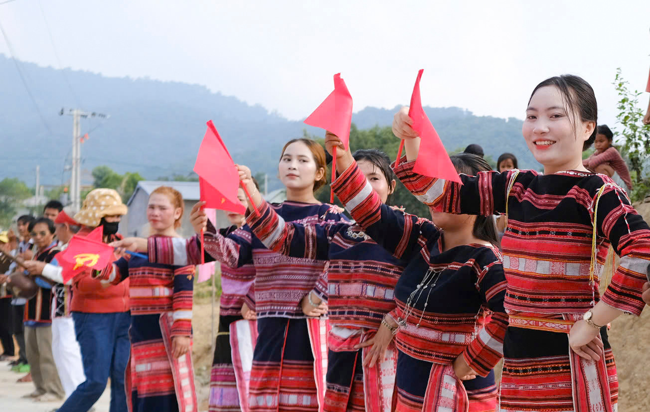 Niềm vui của người dân làng Canh Tiến trong ngày khánh thành dự án cấp điện.