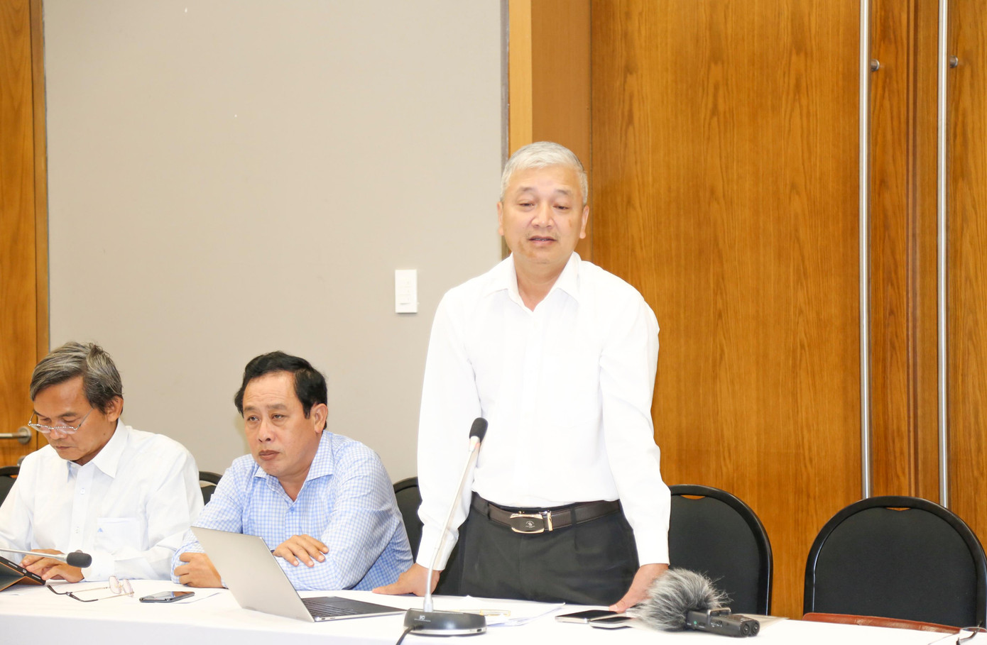 Ông Lê Quang Hùng - Giám đốc Sở Y tế Bình Định tại phiên thảo luận tổ. Ông Lê Quang Hùng - Giám đốc Sở Y tế Bình Định tại phiên thảo luận tổ.