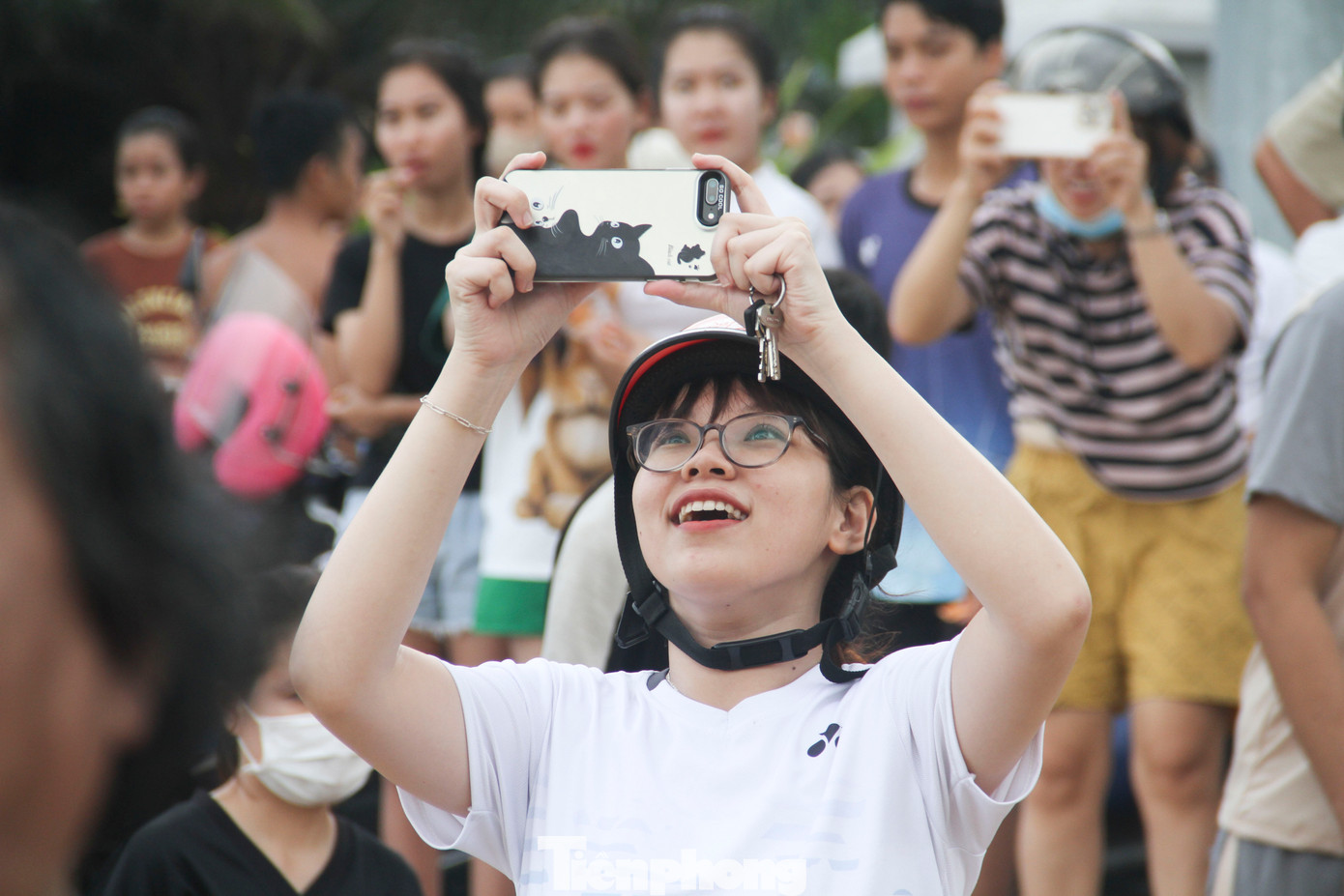 Người dân, du khách thích thú xem và ghi lại những hình ảnh đẹp. Ảnh: Trương Định. Người dân, du khách thích thú xem và ghi lại những hình ảnh đẹp. Ảnh: Trương Định.