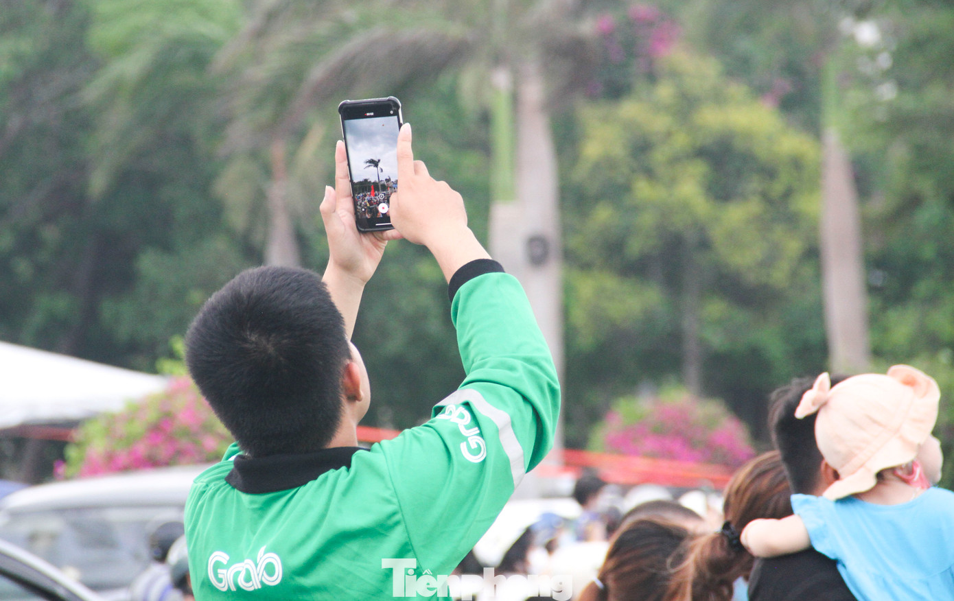 Người dân, du khách thích thú xem và ghi lại những hình ảnh đẹp. Ảnh: Trương Định. Người dân, du khách thích thú xem và ghi lại những hình ảnh đẹp. Ảnh: Trương Định.