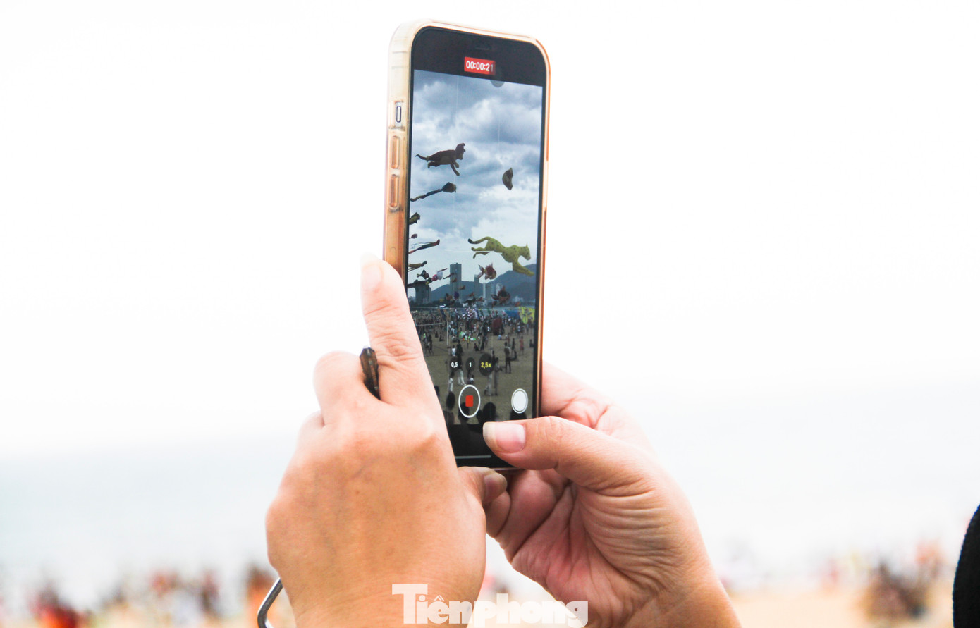 Người dân, du khách thích thú xem và ghi lại những hình ảnh đẹp. Ảnh: Trương Định. Người dân, du khách thích thú xem và ghi lại những hình ảnh đẹp. Ảnh: Trương Định.