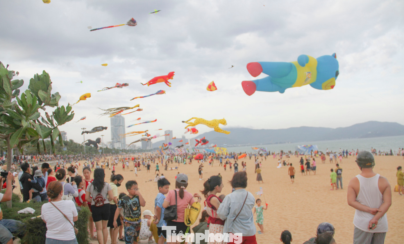 Rất đông người dân và du khách đổ về bãi biển Quy Nhơn nhìn ngắm hàng trăm con diều với tạo hình độc đáo bay trên bầu trời. Ảnh: Trương Định. Rất đông người dân và du khách đổ về bãi biển Quy Nhơn nhìn ngắm hàng trăm con diều với tạo hình độc đáo bay trên bầu trời. Ảnh: Trương Định.