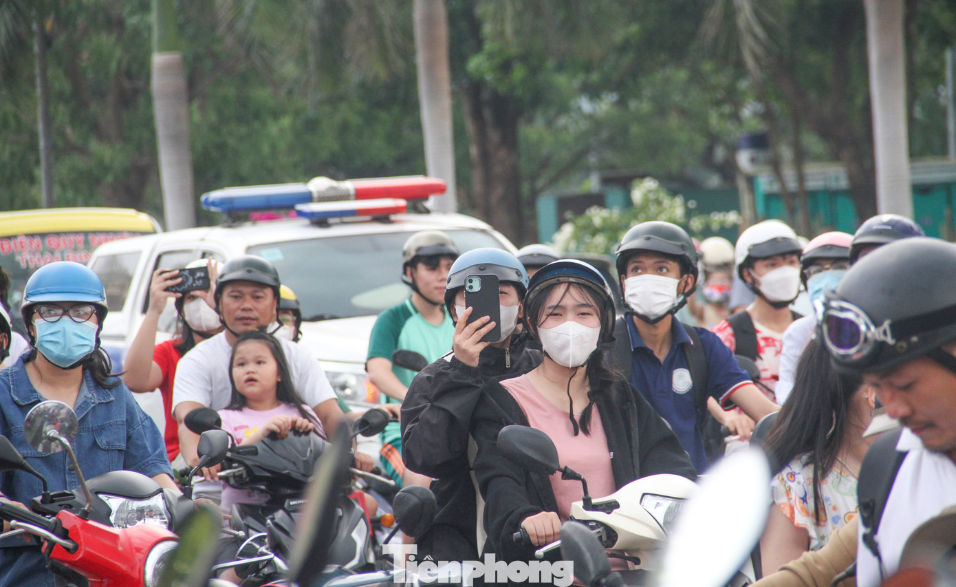 Người dân đi đường cũng thích thú ghi lại những hình ảnh đẹp về những con diều. Ảnh: Trương Định. Người dân đi đường cũng thích thú ghi lại những hình ảnh đẹp về những con diều. Ảnh: Trương Định.