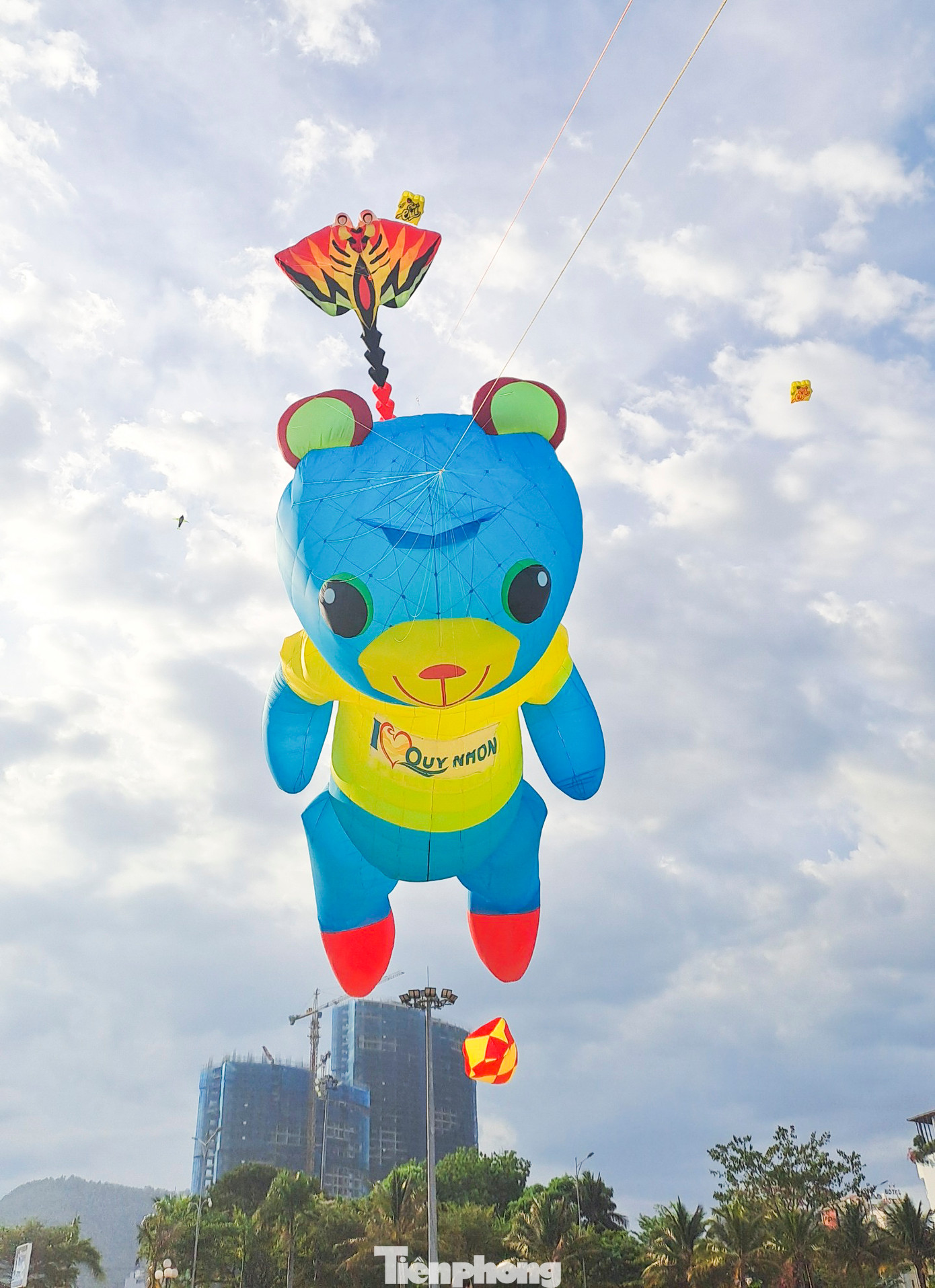 Theo lãnh đạo UBND TP. Quy Nhơn, liên hoan diều nghệ thuật Quy Nhơn - Bình Định năm 2024 có khoảng 200 con diều của 3 CLB ở TPHCM tham gia. Các loại diều phong phú về kiểu dáng, kích thước, có cả những con diều phát sáng về đêm. Ảnh: Trương Định. Theo lãnh đạo UBND TP. Quy Nhơn, liên hoan diều nghệ thuật Quy Nhơn - Bình Định năm 2024 có khoảng 200 con diều của 3 CLB ở TPHCM tham gia. Các loại diều phong phú về kiểu dáng, kích thước, có cả những con diều phát sáng về đêm. Ảnh: Trương Định.