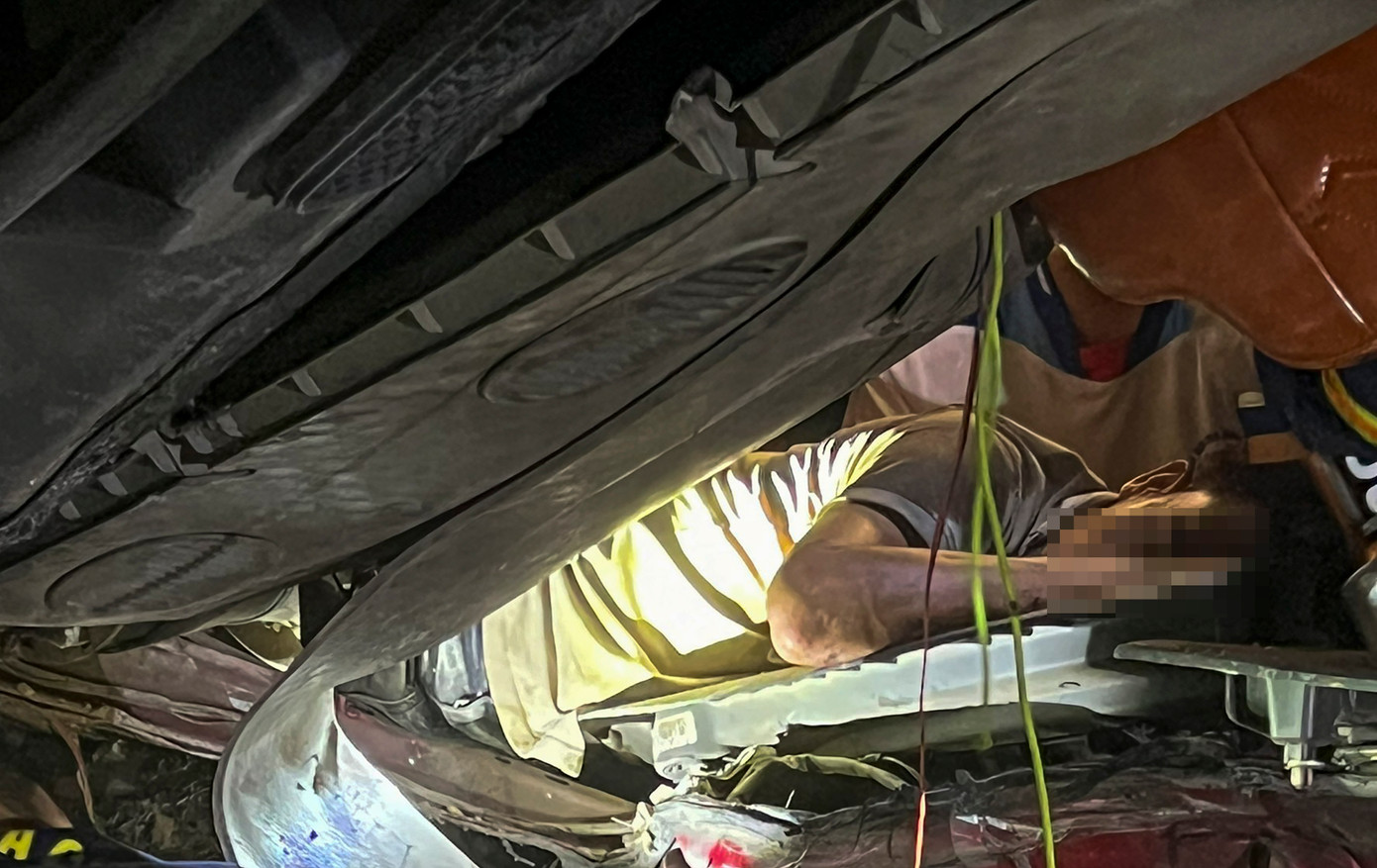 Tài xế mắc kẹt trong cabin. Tài xế mắc kẹt trong cabin.