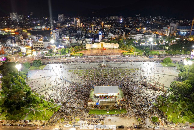 Quảng trường Nguyễn Tất Thành, TP. Quy Nhơn. Ảnh: Dũng Nhân.