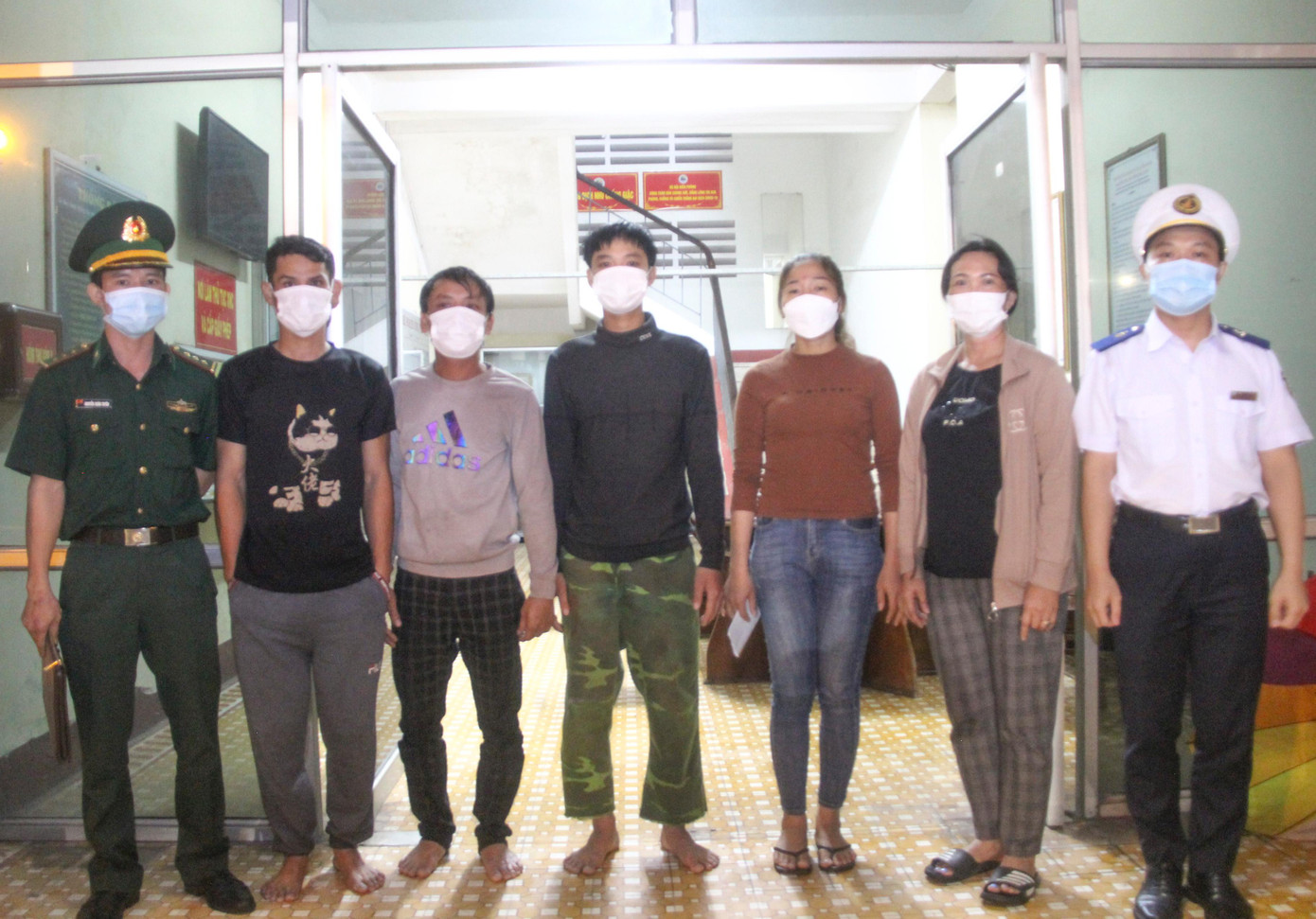 Các ngư dân được bàn giao cho người nhà. Ảnh:N.O Các ngư dân được bàn giao cho người nhà. Ảnh:N.O