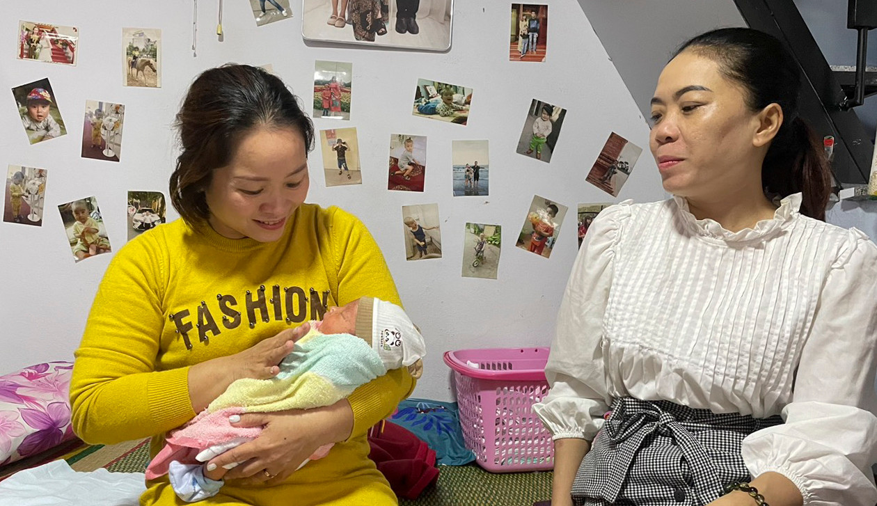 Bé trai sơ sinh bị bỏ rơi được người dân phát hiện. Ảnh: TD