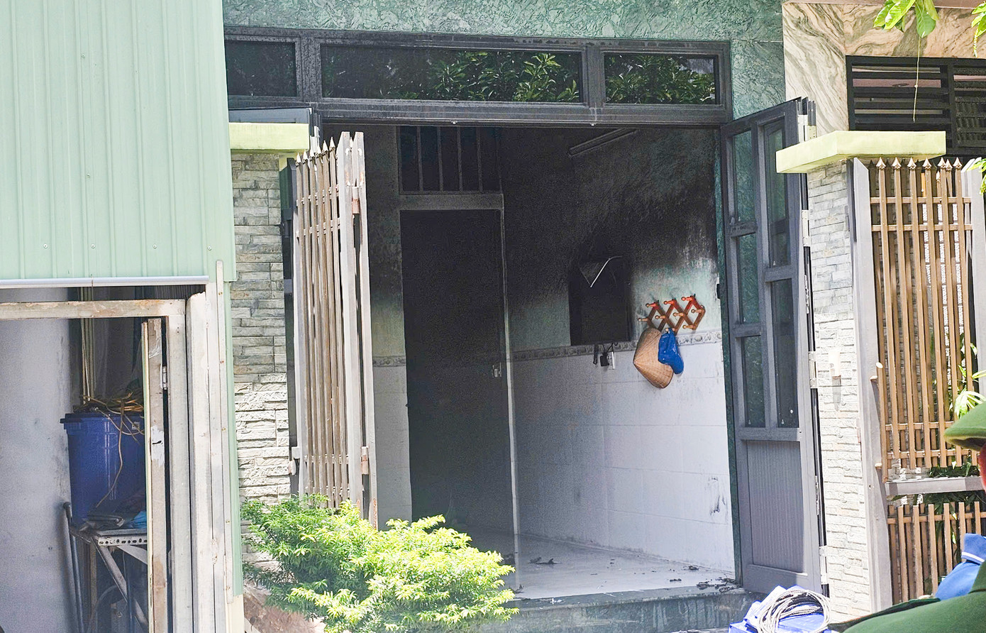 Căn nhà xảy ra cháy.