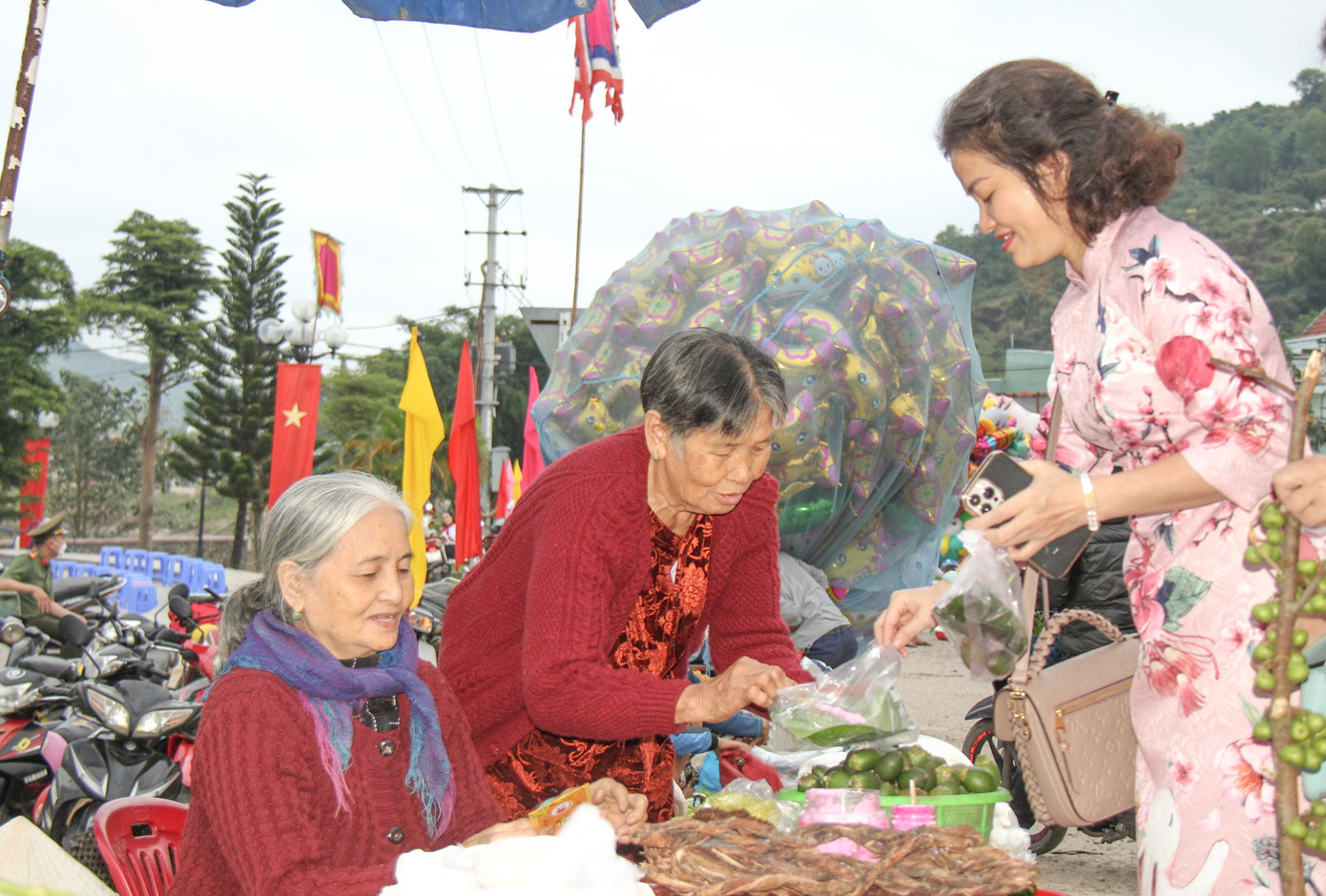 Người đi chợ ngoài mua vài thứ thức ăn tươi sống như tôm, cá... ai cũng mua vài quả cau, lá trầu để lấy lộc đầu năm. Điều đặc biệt, tại phiên chợ Gò, người bán không hề nói thách và người mua cũng không mặc cả. Cứ như thể người bán, người mua trao và nhận những nhiều tốt đẹp nhất đầu năm và cả một năm an lành.