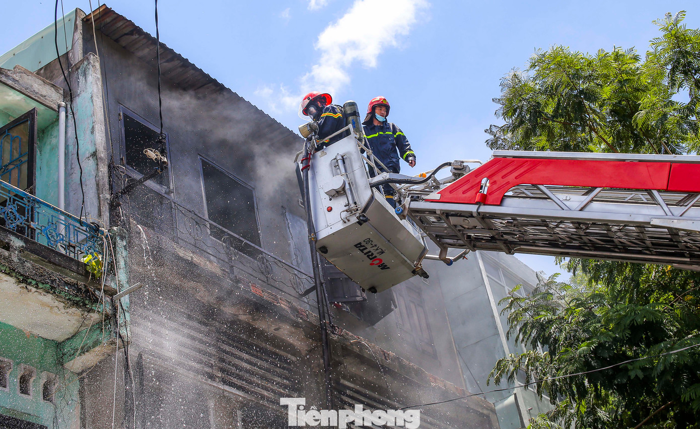 Ngọn lửa đã được dập tắt. Ảnh: Trương Định