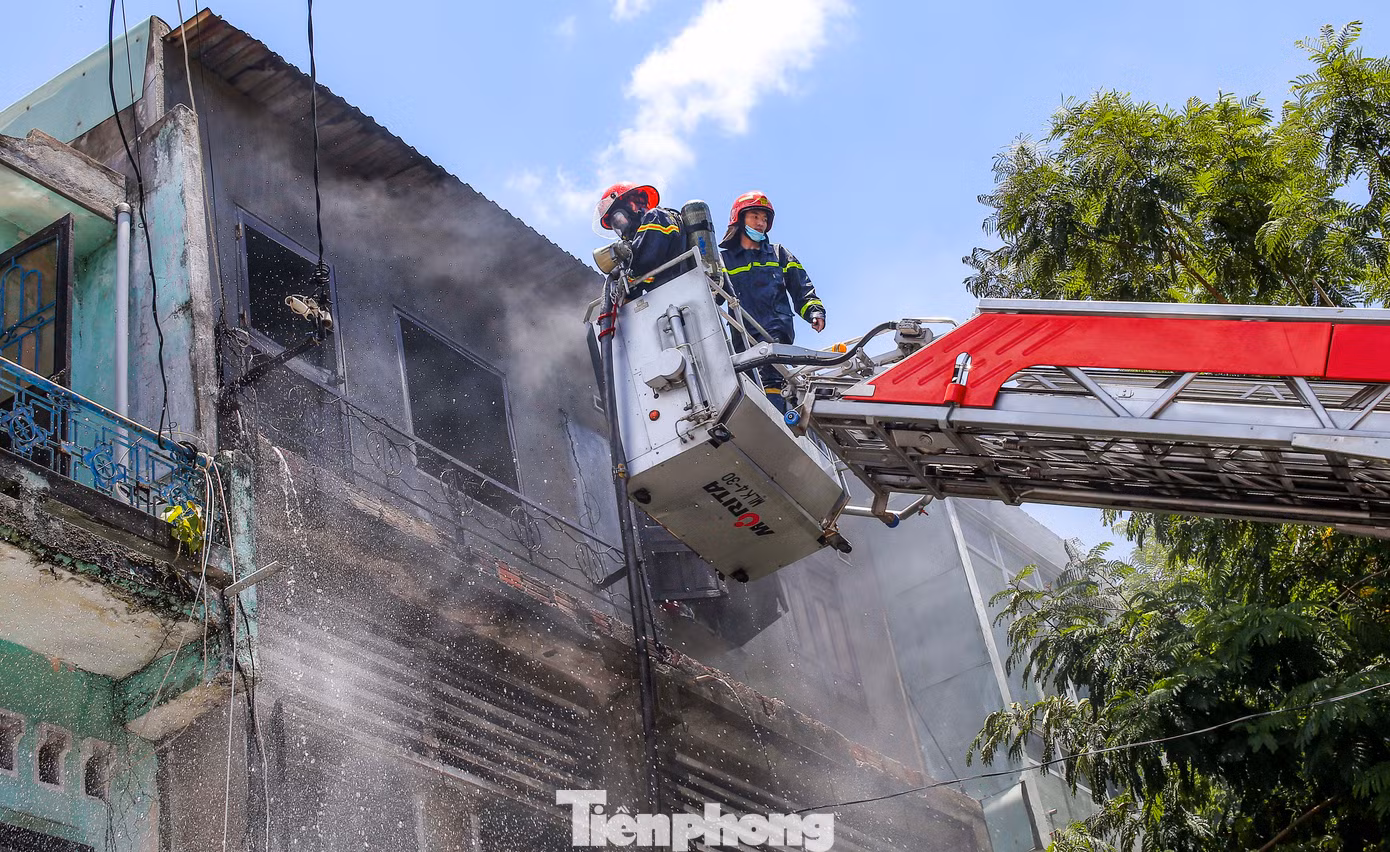 Ngọn lửa đã được dập tắt. Ảnh: Trương Định Ngọn lửa đã được dập tắt. Ảnh: Trương Định