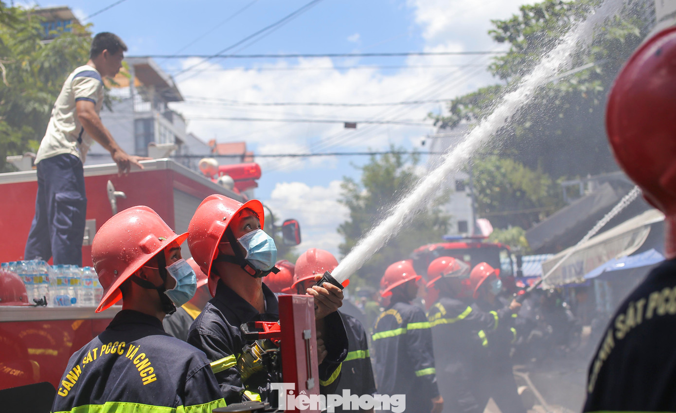 Ngọn lửa đã được dập tắt. Ảnh: Trương Định