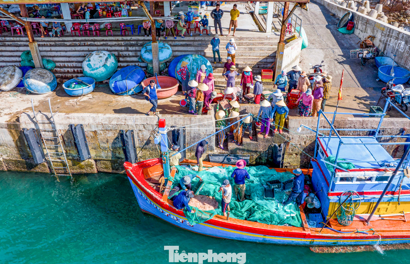 Theo người dân địa phương, thời điểm này không phải mùa ruốc, nhưng do thời tiết thuận lợi đã tạo điều kiện để ruốc nổi nhiều gần bờ. Những ngày qua, tranh thủ cả ngày lẫn đêm hàng chục chiếc thuyền vươn khơi đánh bắt.