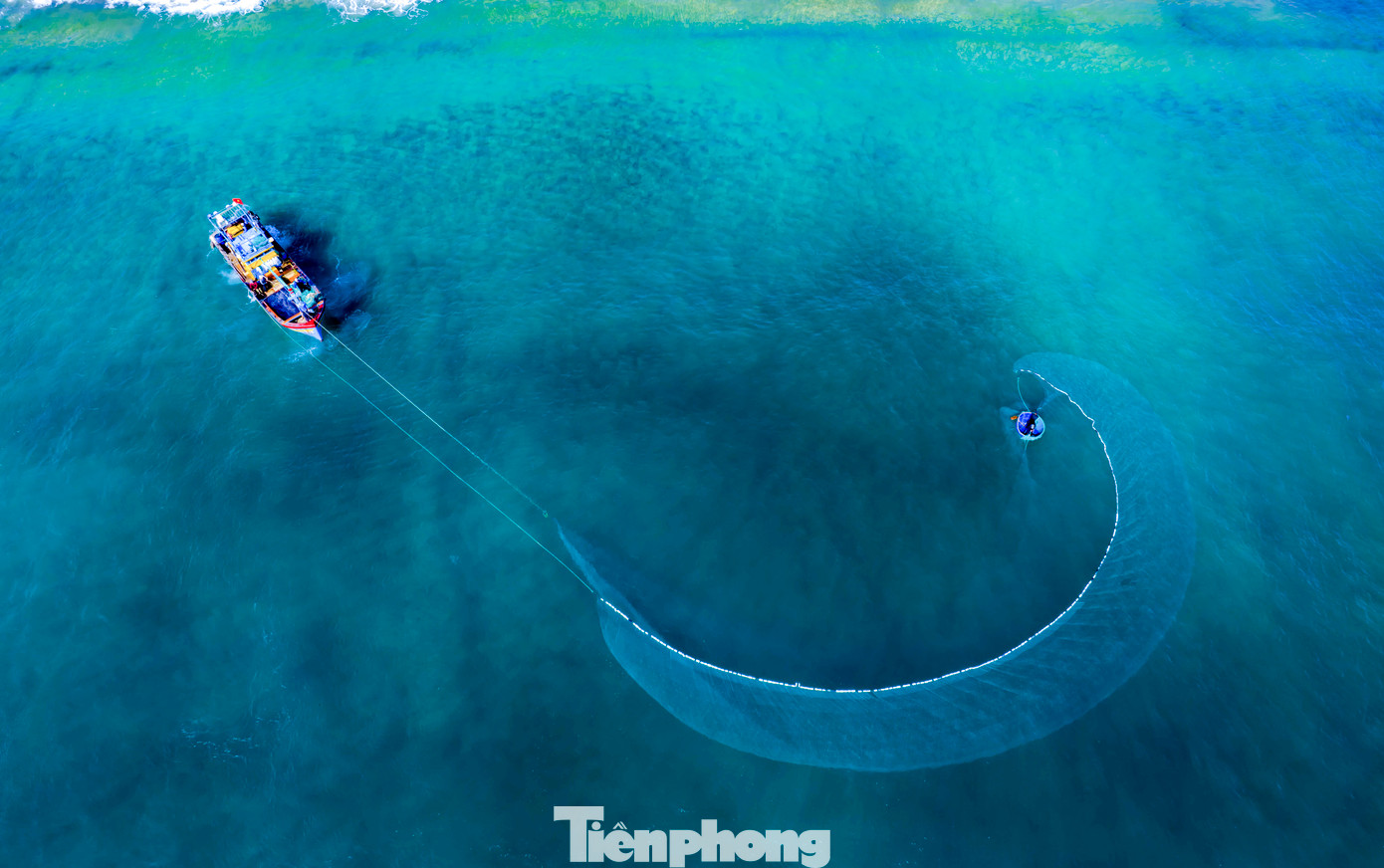 Ngư dân thả lưới, vây bắt ruốc...