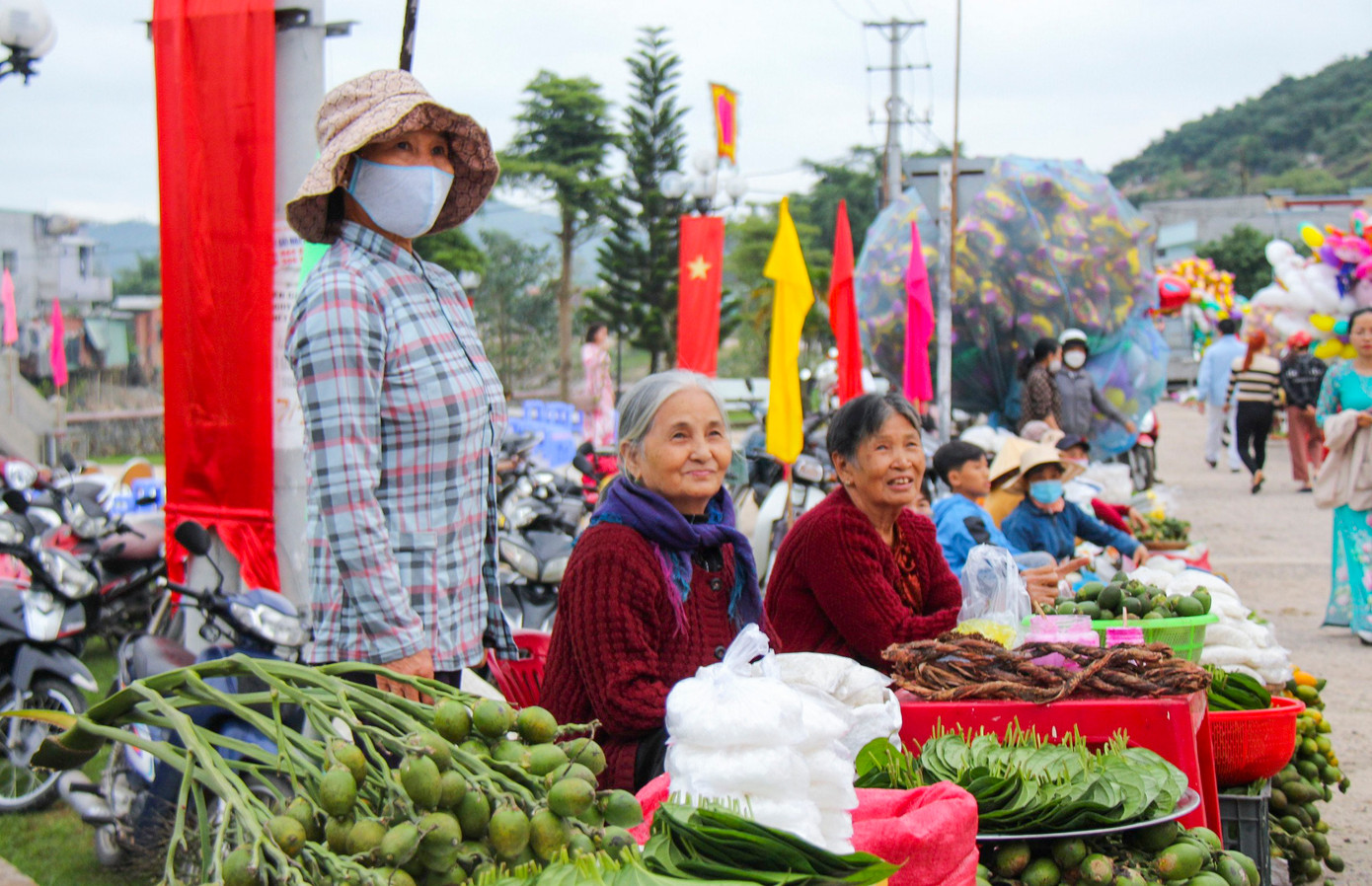 Tương truyền rằng, phiên chợ Gò có hàng trăm năm từ thời 3 anh em nhà Tây Sơn. Đến nay, phiên chợ Gò vẫn tồn tại, gìn giữ nét mộc mạc của một phiên chợ quê truyền thống của người dân, mang theo những ước vọng về một năm mới an vui, hạnh phúc, may mắn nhiều như lộc xuân.
