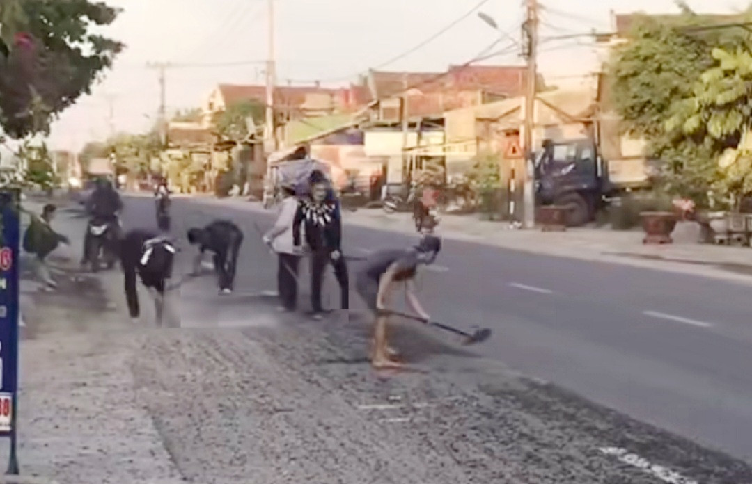 Quét dọn mặt đường, khôi phục lại tình trạng ban đầu. Quét dọn mặt đường, khôi phục lại tình trạng ban đầu.