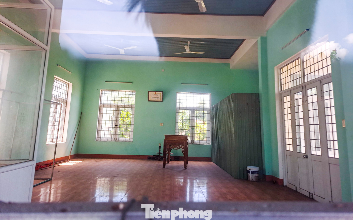 Bên trong nhà trưng bày sản phẩm làng nghề rèn Tây Phương Danh. (Ảnh: Trương Định). Bên trong nhà trưng bày sản phẩm làng nghề rèn Tây Phương Danh. (Ảnh: Trương Định).