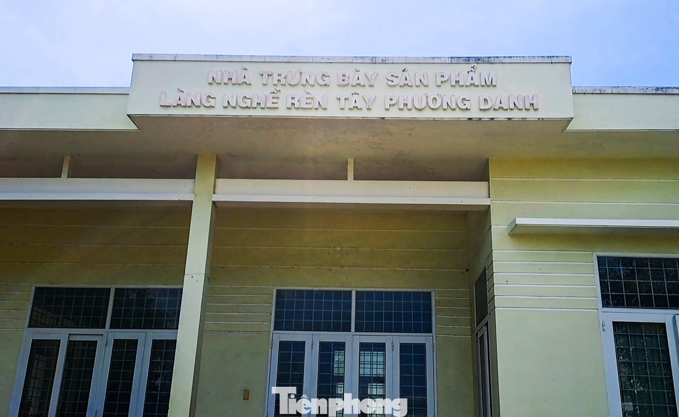 Nhà trưng bày sản phẩm Làng nghề rèn Tây Phương Danh. (Ảnh: Trương Định). Nhà trưng bày sản phẩm Làng nghề rèn Tây Phương Danh. (Ảnh: Trương Định).