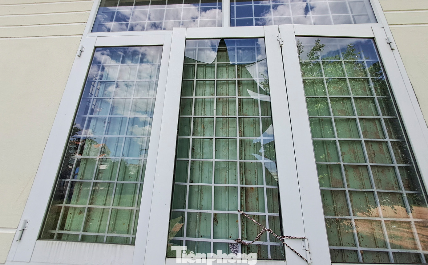 Cửa kính Nhà trưng bày sản phẩm Làng nghề rèn Tây Phương Danh bị vỡ. (Ảnh: Trương Định). Cửa kính Nhà trưng bày sản phẩm Làng nghề rèn Tây Phương Danh bị vỡ. (Ảnh: Trương Định).