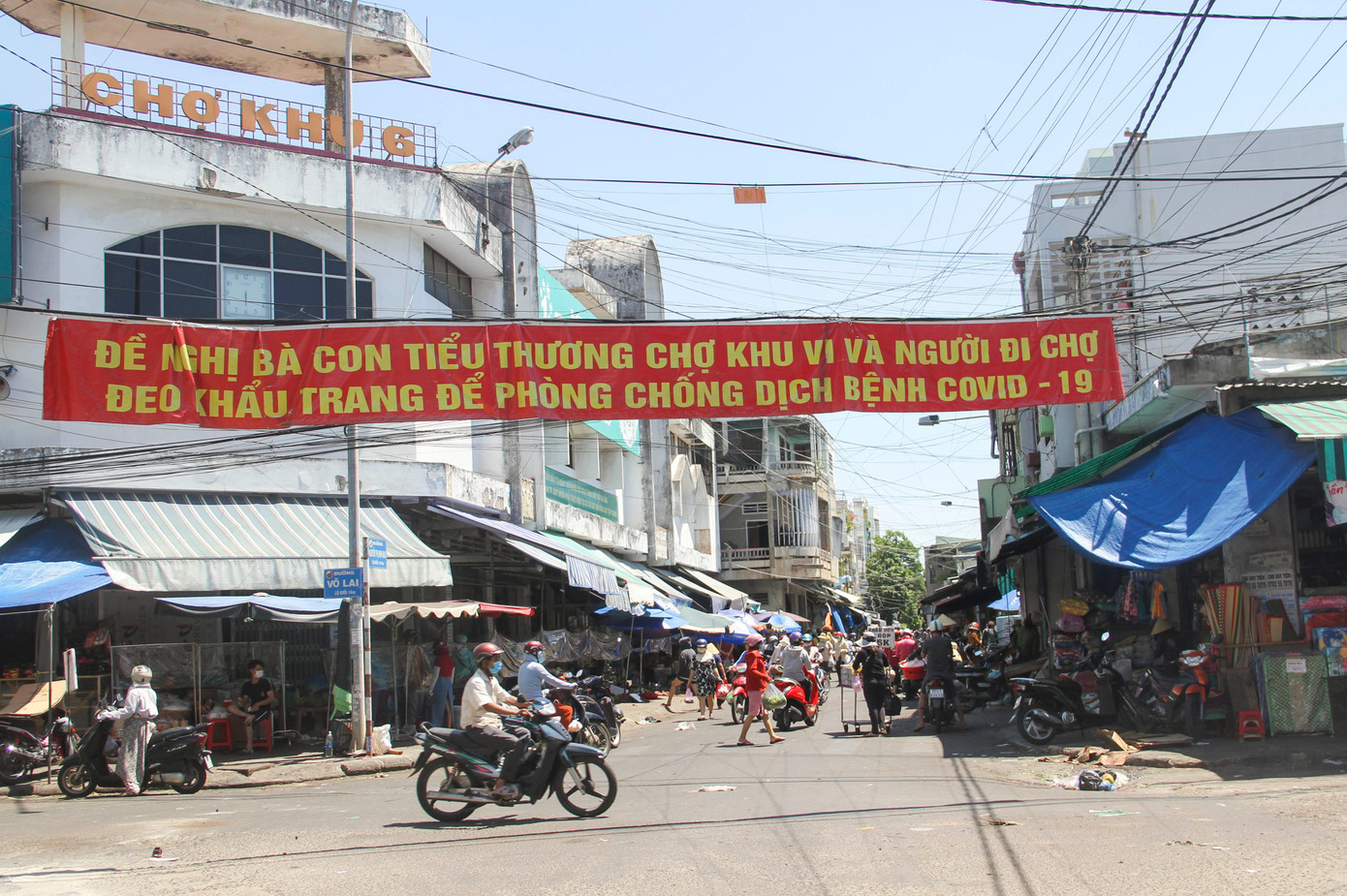 Bình Định yêu cầu tiểu thương buôn bán tại chợ phải có giấy xét nghiệm âm tính với COVID-19. Ảnh: Trương Định