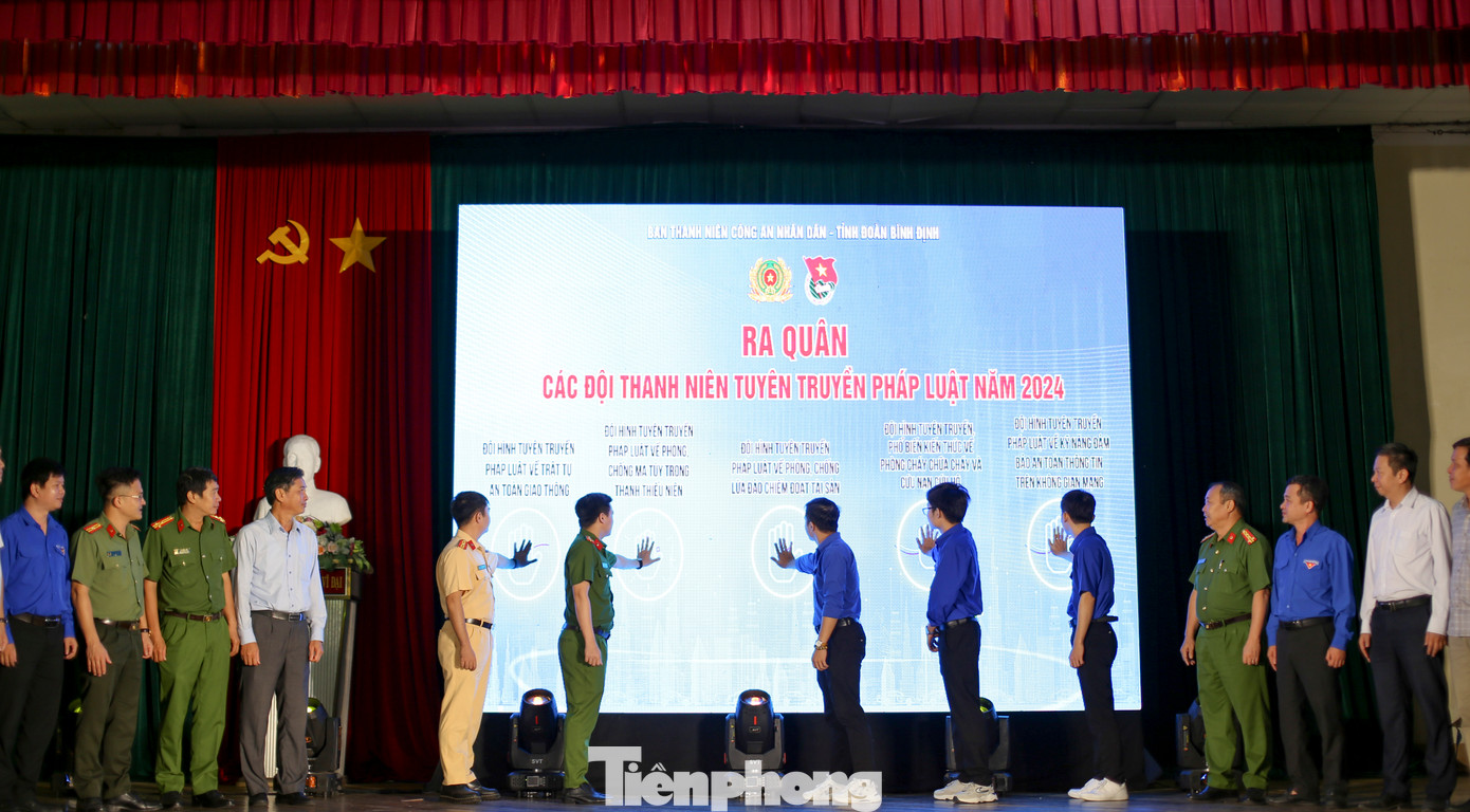 Ra quân các đội thanh niên tuyên truyền pháp luật năm 2024. Ảnh: Trương Định Ra quân các đội thanh niên tuyên truyền pháp luật năm 2024. Ảnh: Trương Định