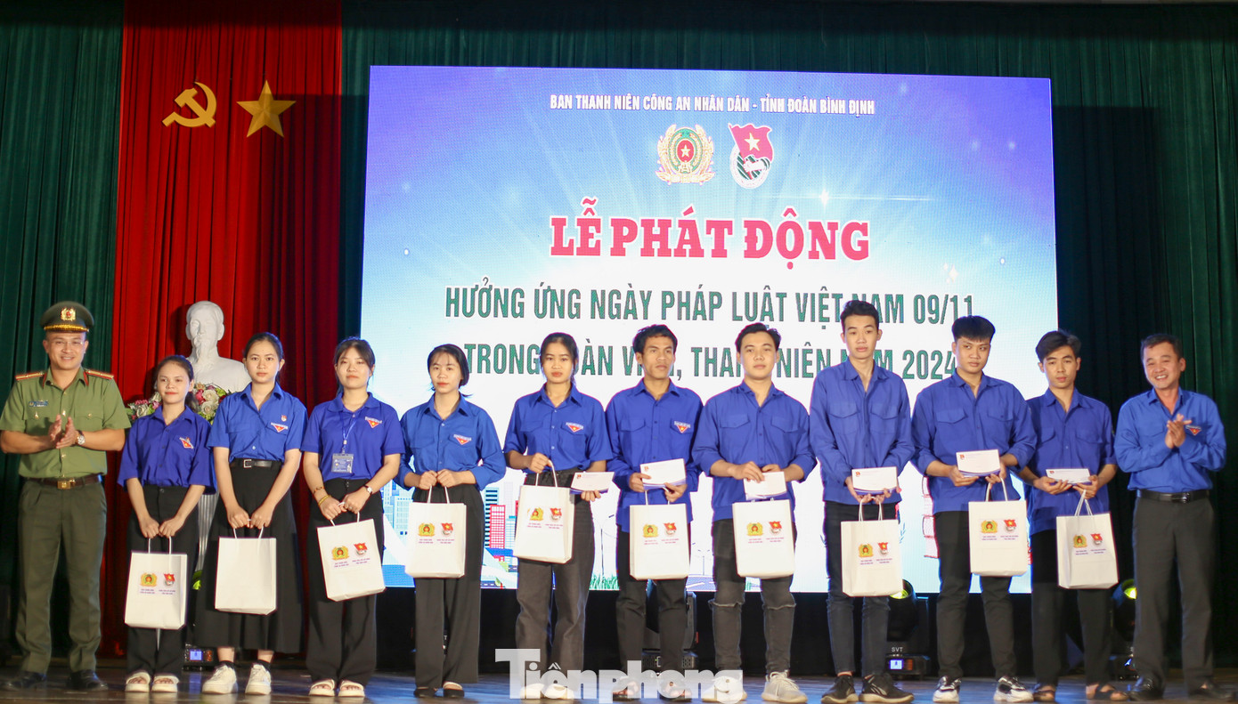 Trao tặng quà cho các bạn sinh viên có hoàn cảnh khó khăn. Ảnh: Trương Định Trao tặng quà cho các bạn sinh viên có hoàn cảnh khó khăn. Ảnh: Trương Định