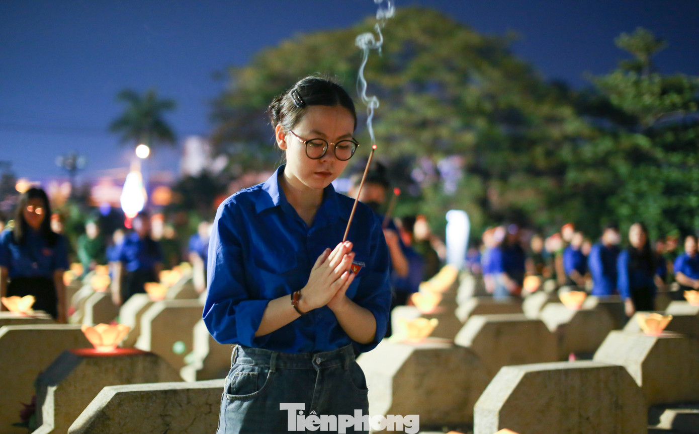 Các bạn trẻ dâng hương tưởng nhớ các anh hùng liệt sĩ. Ảnh: Trương Định