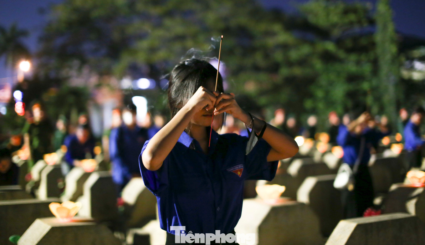 Các bạn trẻ dâng hương tưởng nhớ các anh hùng liệt sĩ. Ảnh: Trương Định