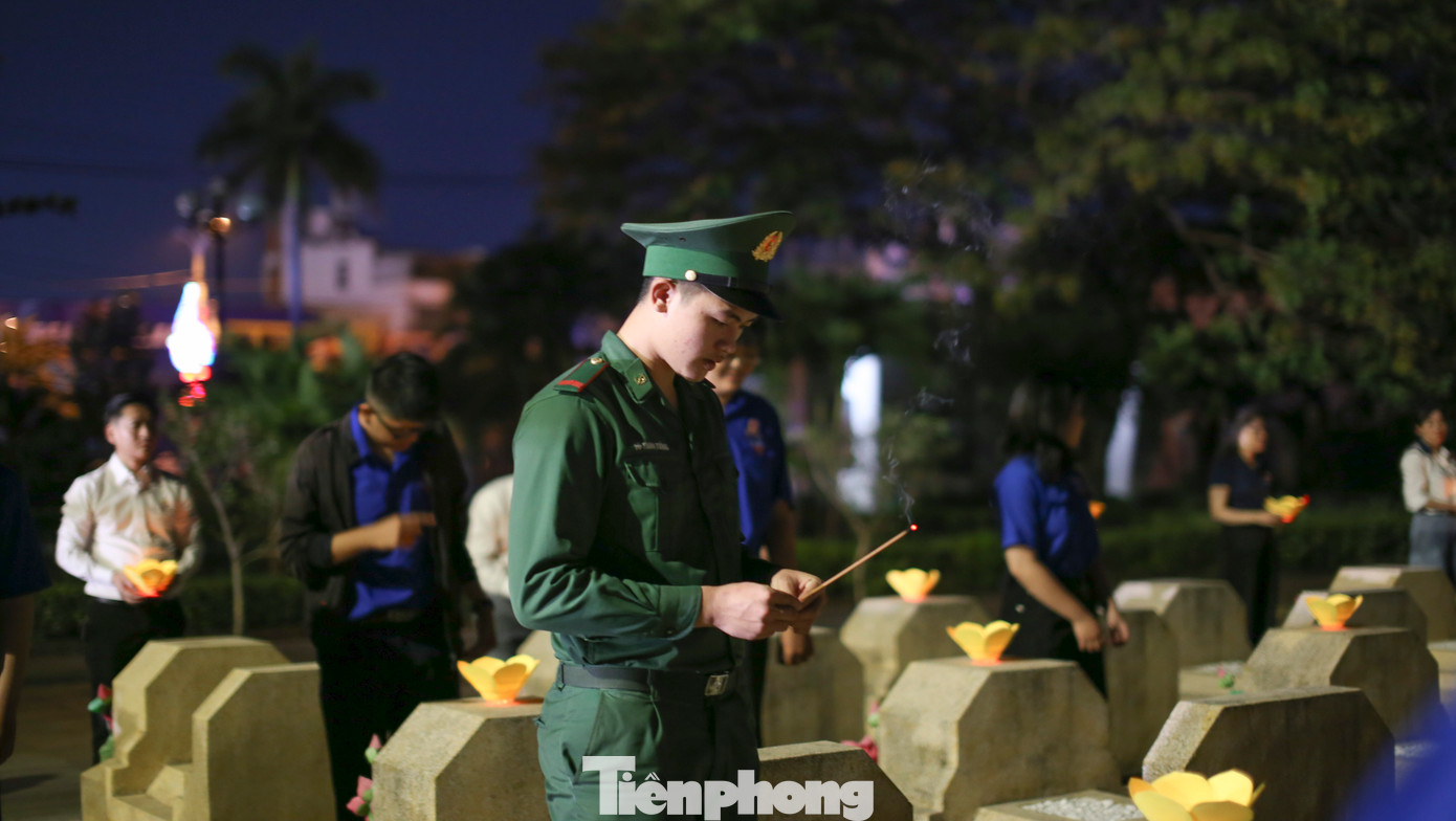 Cùng thời điểm, tại 115 nghĩa trang liệt sĩ, đài tưởng niệm, tuổi trẻ Bình Định đồng loạt cùng nhau thắp lên những ngọn nến, những nén tâm nhang tưởng nhớ, tri ân những người con ưu tú của dân tộc. Ảnh: Trương Định
