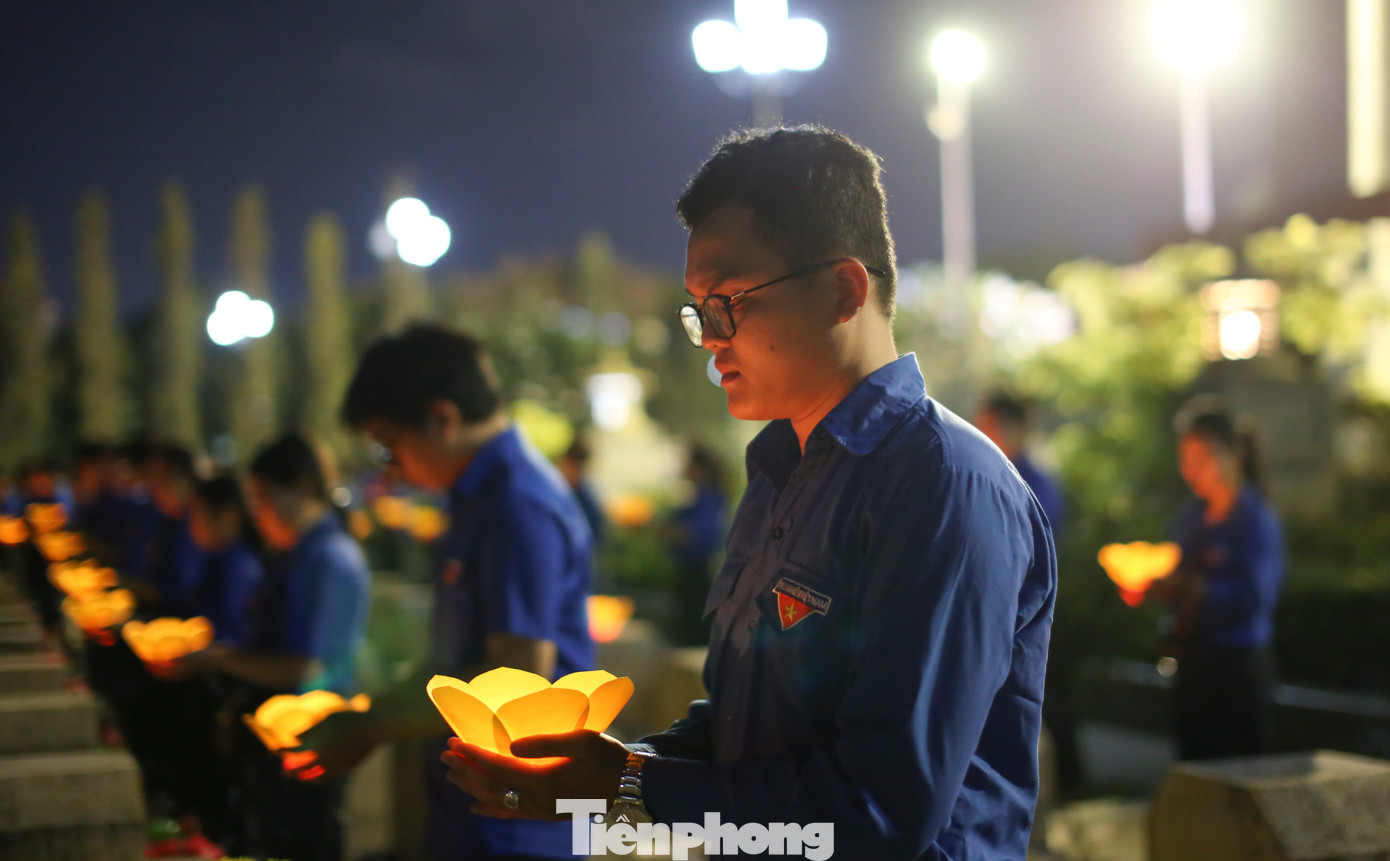Tuổi trẻ Bình Định đồng loạt thắp nến tri ân anh hùng liệt sĩ. Ảnh: Trương Định