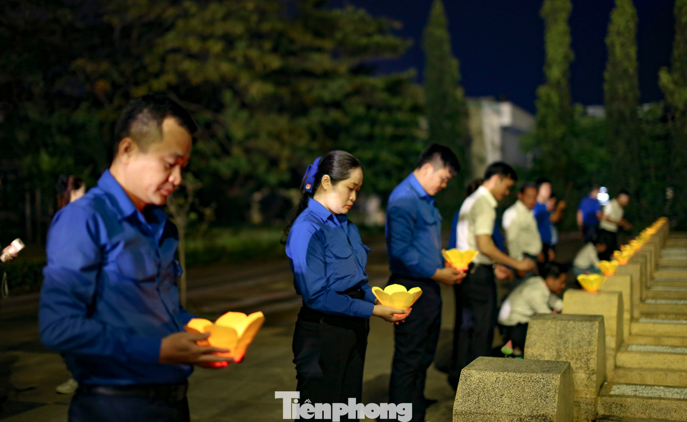 Tuổi trẻ Bình Định đồng loạt thắp nến tri ân anh hùng liệt sĩ. Ảnh: Trương Định