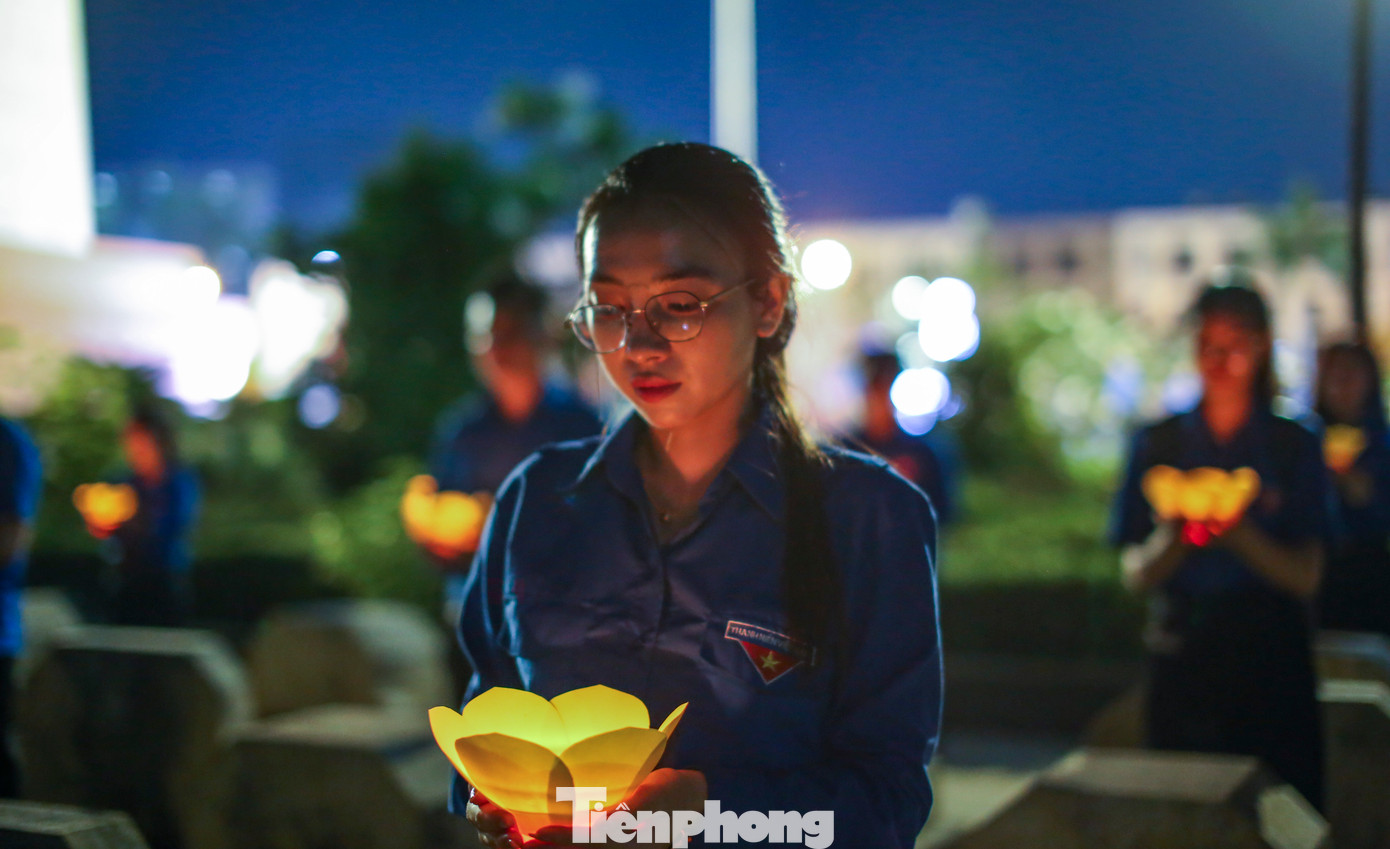 Tuổi trẻ Bình Định đồng loạt thắp nến tri ân anh hùng liệt sĩ. Ảnh: Trương Định