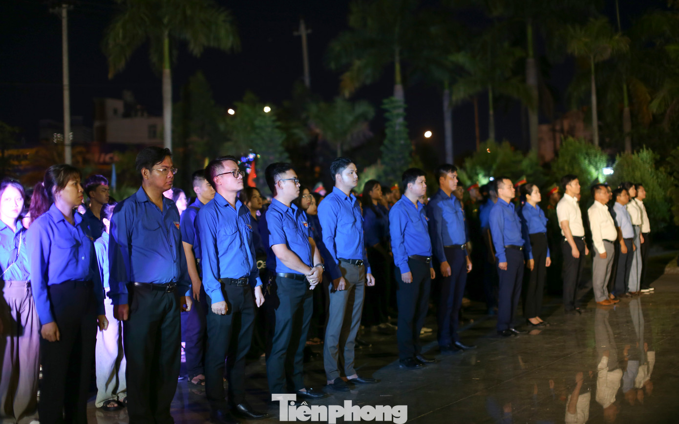 Tối 28/4, tại Nghĩa trang liệt sĩ TP. Quy Nhơn, Tỉnh Đoàn Bình Định tổ chức lễ thắp nến tri ân các anh hùng liệt sĩ nhân kỷ niệm 50 năm Ngày giải phóng miền Nam, thống nhất đất nước (30/4/1975 – 30/4/2025). Ảnh: Trương Định