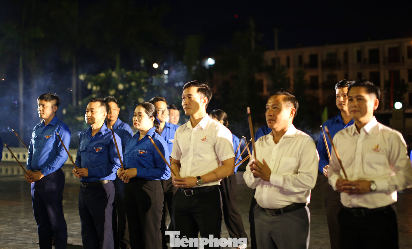 Lãnh đạo Tỉnh Đoàn, Hội Doanh nhân trẻ tỉnh Bình Định dâng hương tưởng nhớ công lao to lớn của các anh hùng liệt sĩ đã hy sinh vì độc lập, tự do của dân tộc. Ảnh: Trương Định