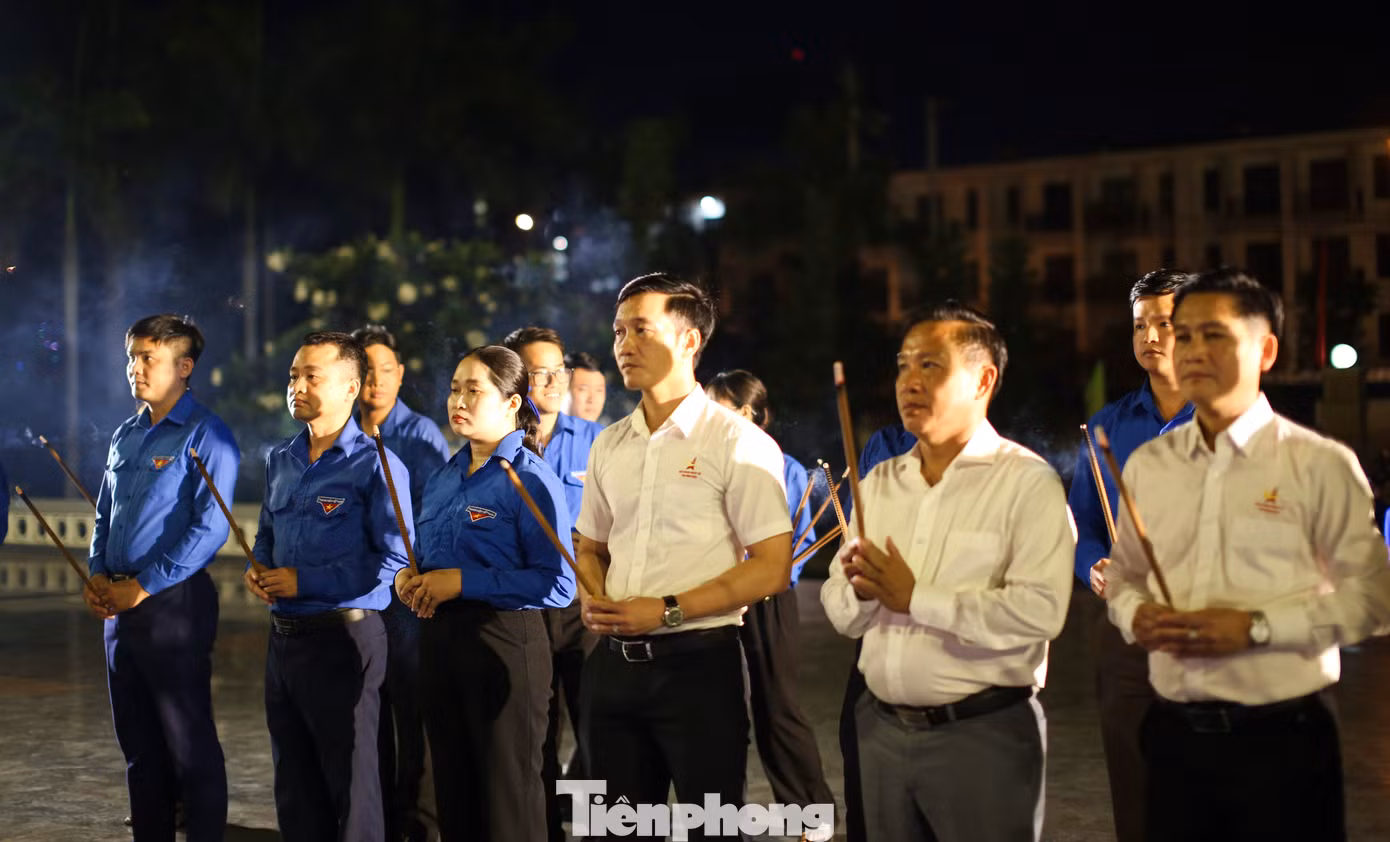 Lãnh đạo Tỉnh Đoàn, Hội Doanh nhân trẻ tỉnh Bình Định dâng hương tưởng nhớ công lao to lớn của các anh hùng liệt sĩ đã hy sinh vì độc lập, tự do của dân tộc. Ảnh: Trương Định