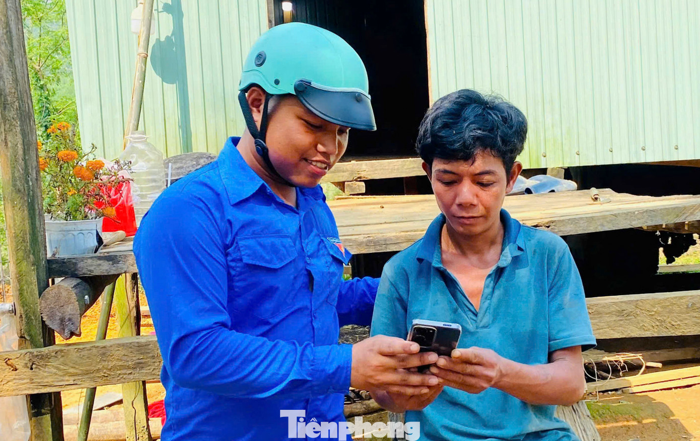 Tuổi trẻ Bình Định "đi từng ngõ, gõ từng nhà" để hỗ trợ người dân. Ảnh: Trương Định Tuổi trẻ Bình Định "đi từng ngõ, gõ từng nhà" để hỗ trợ người dân. Ảnh: Trương Định