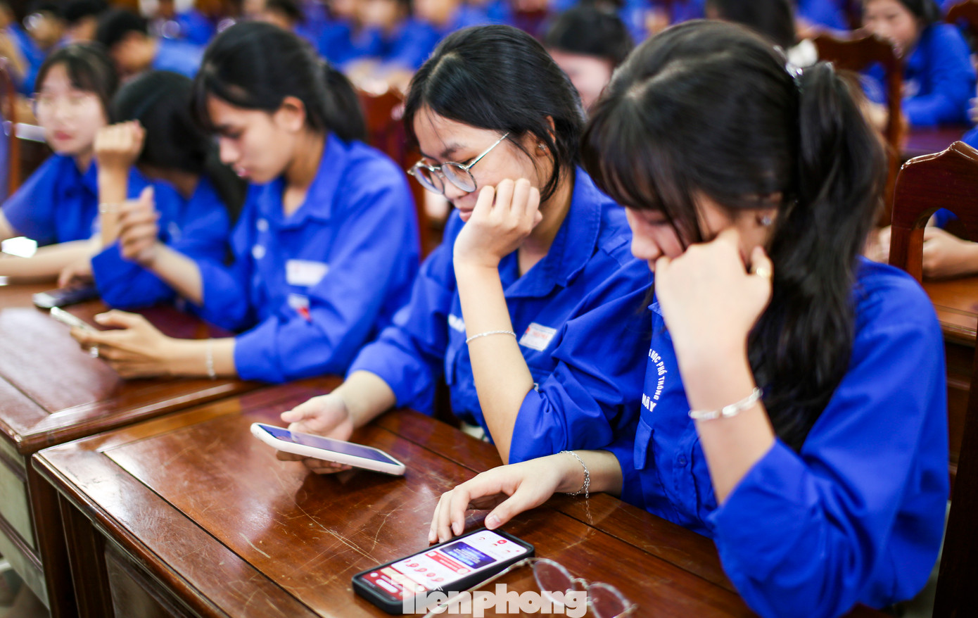 Thao tác trên điện thoại theo hướng dẫn. Thao tác trên điện thoại theo hướng dẫn.