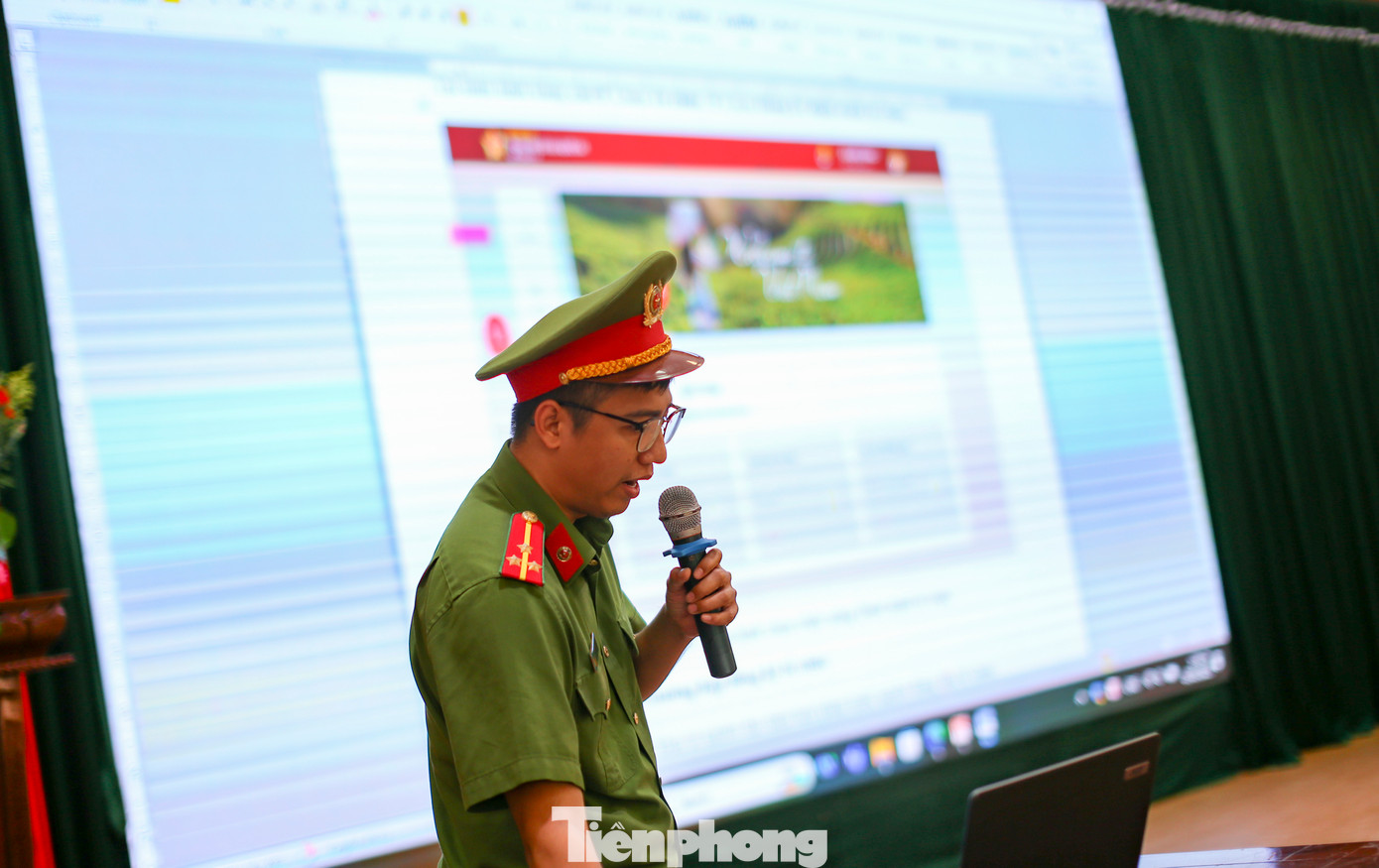 Cán bộ Phòng Cảnh sát Quản lý hành chính về trật tự xã hội (Công an tỉnh Bình Định) hướng dẫn các bước đăng ký tài khoản định danh điện tử trên ứng dụng VNeID đối với hộ kinh doanh. Ảnh: Trương Định Cán bộ Phòng Cảnh sát Quản lý hành chính về trật tự xã hội (Công an tỉnh Bình Định) hướng dẫn các bước đăng ký tài khoản định danh điện tử trên ứng dụng VNeID đối với hộ kinh doanh. Ảnh: Trương Định