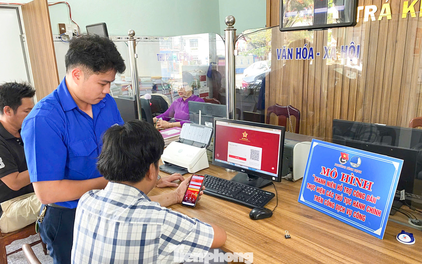Đội thanh niên xung kích trực tại Bộ phận một cửa hỗ trợ người dân. Ảnh: Trương Định Đội thanh niên xung kích trực tại Bộ phận một cửa hỗ trợ người dân. Ảnh: Trương Định