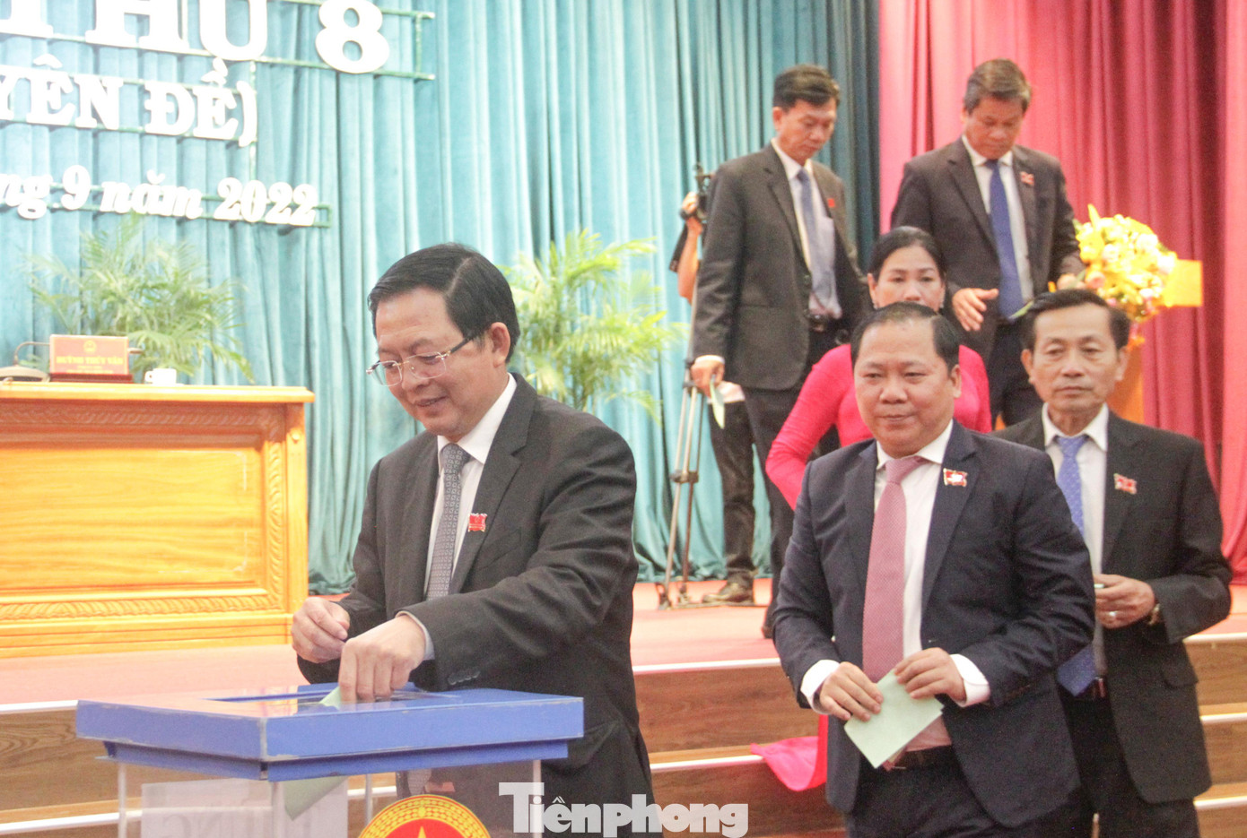Các đại biểu bỏ phiếu bầu Chủ tịch UBND tỉnh Bình Định. Ảnh: Trương Định