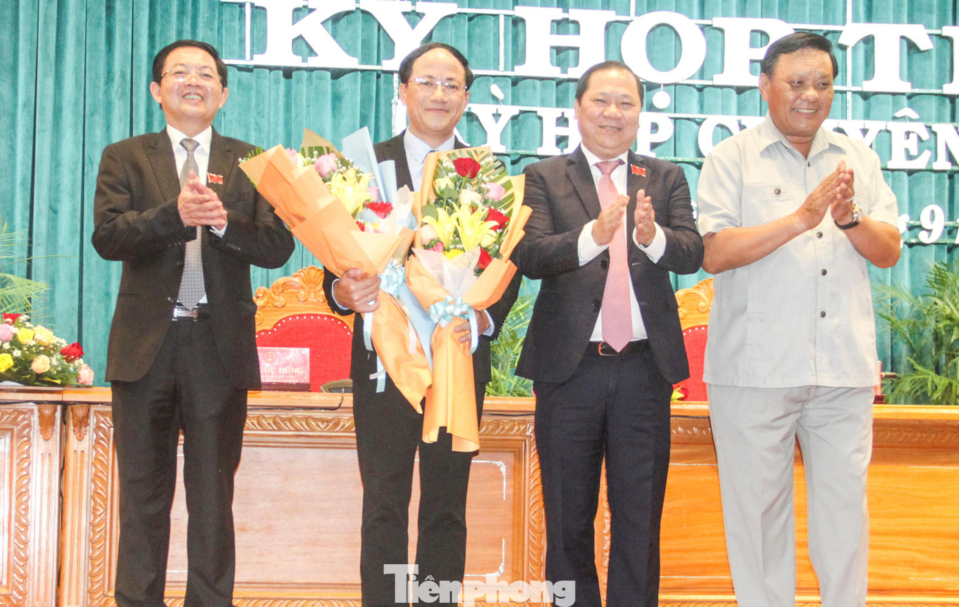 Các đại biểu tặng hoa chúc mừng tân Chủ tịch tỉnh Phạm Anh Tuấn. Ảnh: Trương Định