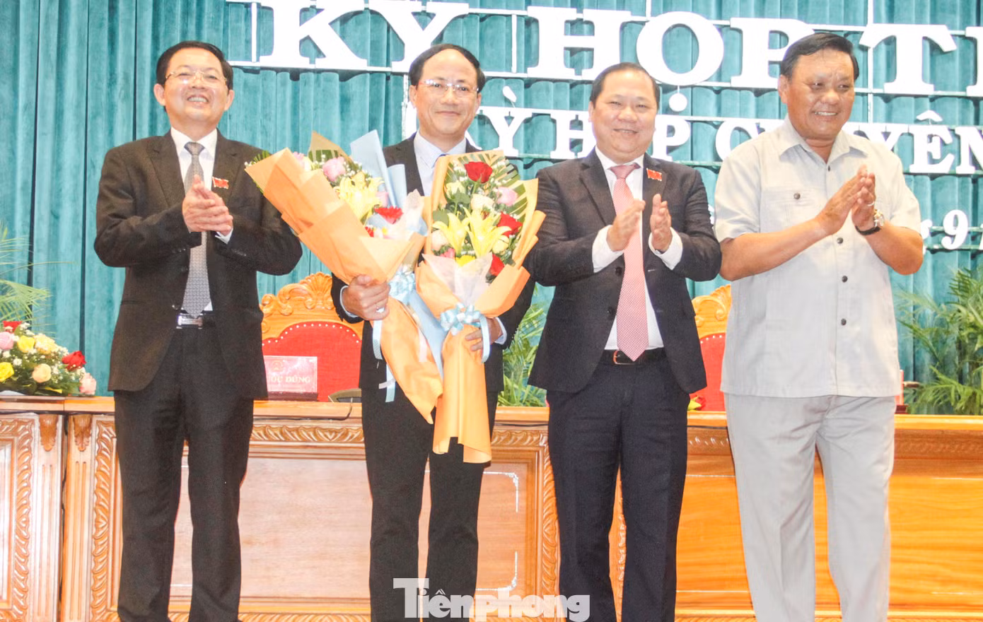 Các đại biểu tặng hoa chúc mừng tân Chủ tịch tỉnh Phạm Anh Tuấn. Ảnh: Trương Định