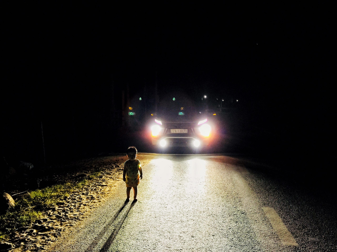 Cháu bé đi lạc giữa đêm khuya.