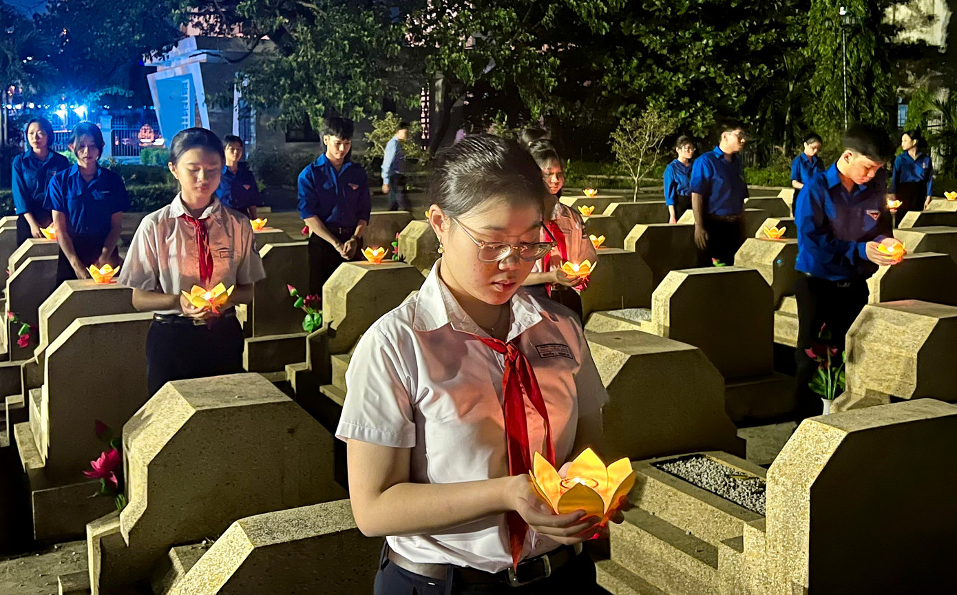 Tuổi trẻ Bình Định thắp nến tri ân.