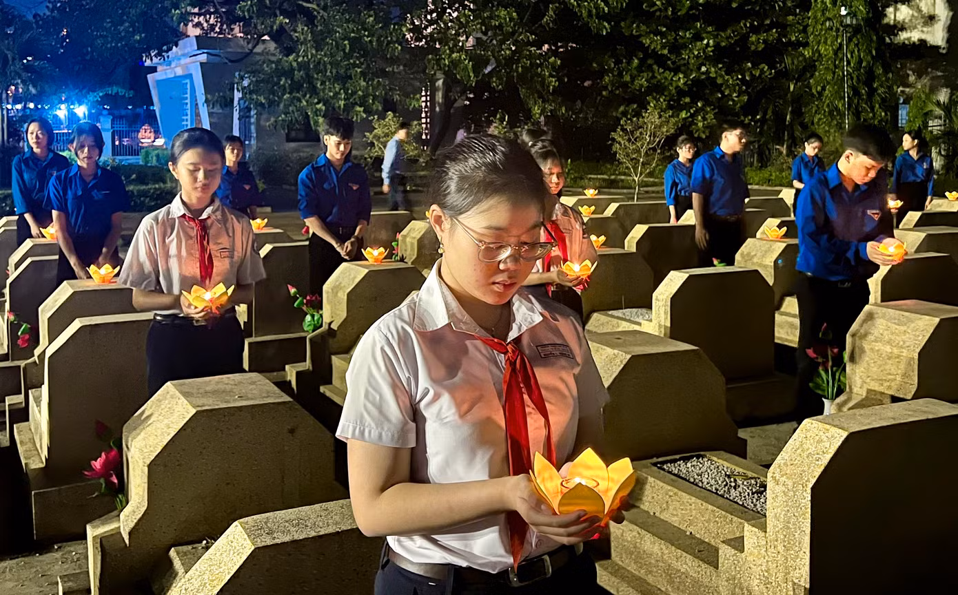 Tuổi trẻ Bình Định thắp nến tri ân.