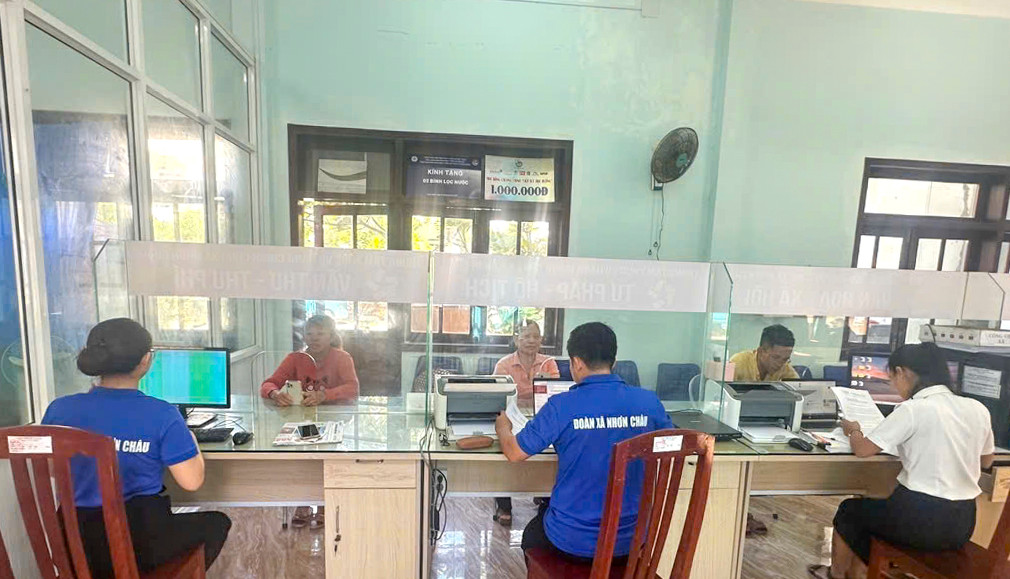 ĐVTN tham gia hỗ trợ tại xã đảo Nhơn Châu (tỉnh Gia Lai).