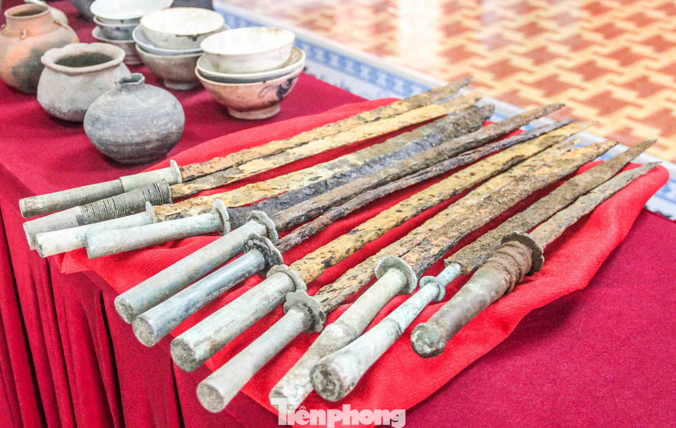 Trong số các hiện vật có 11 thanh trường kiếm, đoản kiếm. Sở VH&TT tỉnh Bình Định cho hay, số hiện vật này có nguồn gốc từ vùng căn cứ địa đầu tiên của cuộc khởi nghĩa Tây Sơn (nay thuộc xã Cửu An, TX An Khê, tỉnh Gia Lai). Căn cứ vào loại hình hiện vật và địa điểm phát hiện thì những thanh kiếm được xác định là binh khí của nghĩa quân Tây Sơn. Trong số các hiện vật có 11 thanh trường kiếm, đoản kiếm. Sở VH&TT tỉnh Bình Định cho hay, số hiện vật này có nguồn gốc từ vùng căn cứ địa đầu tiên của cuộc khởi nghĩa Tây Sơn (nay thuộc xã Cửu An, TX An Khê, tỉnh Gia Lai). Căn cứ vào loại hình hiện vật và địa điểm phát hiện thì những thanh kiếm được xác định là binh khí của nghĩa quân Tây Sơn.