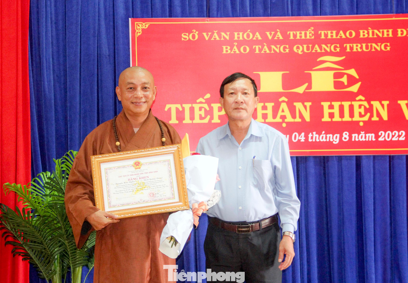 Thay mặt UBND tỉnh Bình Định, Giám đốc Sở VH&TT Bình Định trao bằng khen cho Đại đức Thích Quảng Dũng đã có thành tích đột xuất, xuất sắc trong nghiên cứu, sưu tầm và hiến tặng hiện vật cho bảo tàng Quang Trung, góp phần bảo tồn và phát huy giá trị di sản văn hóa thời Tây Sơn. Thay mặt UBND tỉnh Bình Định, Giám đốc Sở VH&TT Bình Định trao bằng khen cho Đại đức Thích Quảng Dũng đã có thành tích đột xuất, xuất sắc trong nghiên cứu, sưu tầm và hiến tặng hiện vật cho bảo tàng Quang Trung, góp phần bảo tồn và phát huy giá trị di sản văn hóa thời Tây Sơn.