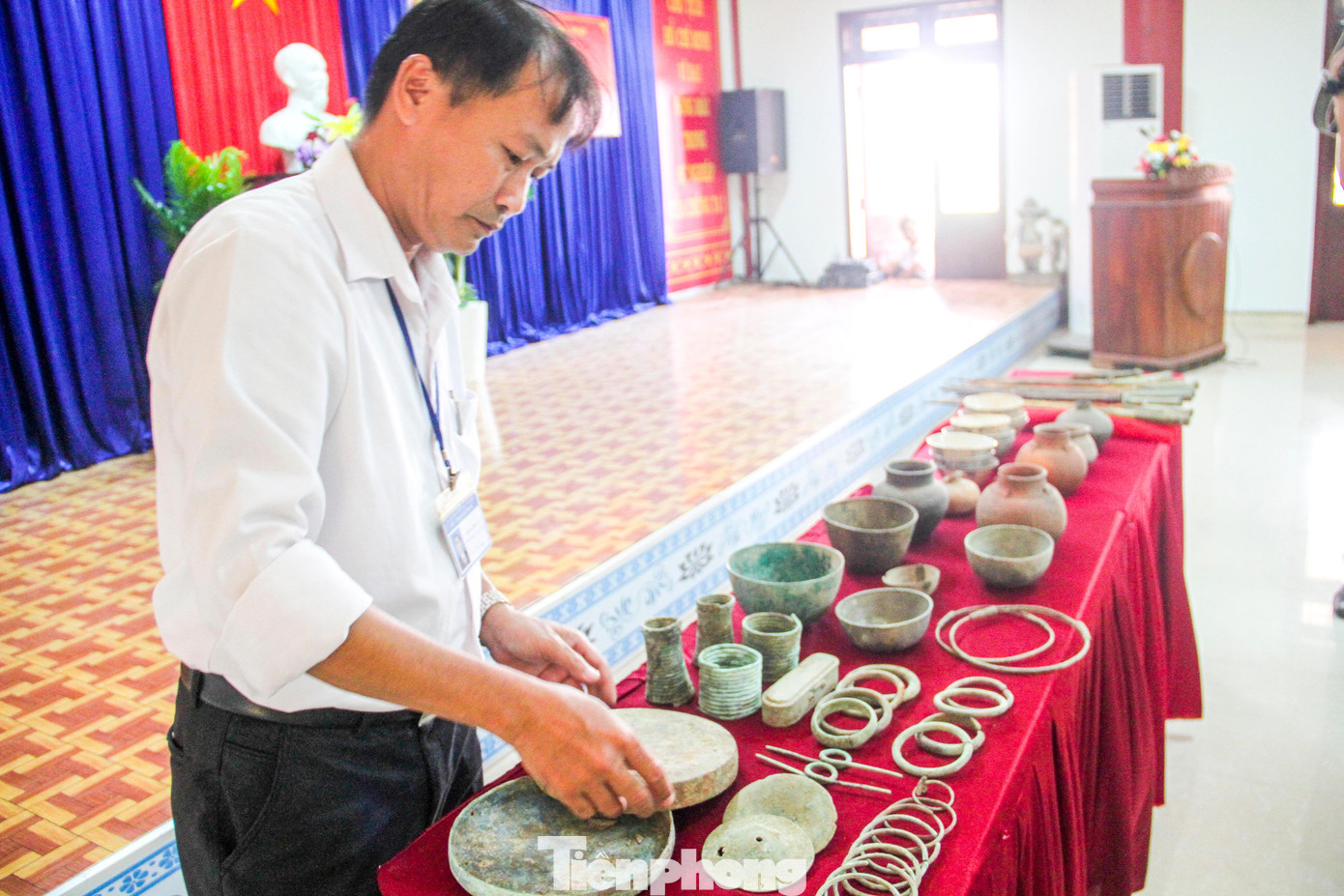 Chiều 4/8, tại bảo tàng Quang Trung (thị trấn Phú Phong, huyện Tây Sơn), Sở Văn hóa-Thể thao (VH&TT) tỉnh Bình Định tổ chức lễ tiếp nhận 65 hiện vật do Đại đức Thích Quảng Dũng - Trụ trì chùa Long Hoa (thị trấn Ngô Mây, huyện Phù Cát) hiến tặng. Chiều 4/8, tại bảo tàng Quang Trung (thị trấn Phú Phong, huyện Tây Sơn), Sở Văn hóa-Thể thao (VH&TT) tỉnh Bình Định tổ chức lễ tiếp nhận 65 hiện vật do Đại đức Thích Quảng Dũng - Trụ trì chùa Long Hoa (thị trấn Ngô Mây, huyện Phù Cát) hiến tặng.